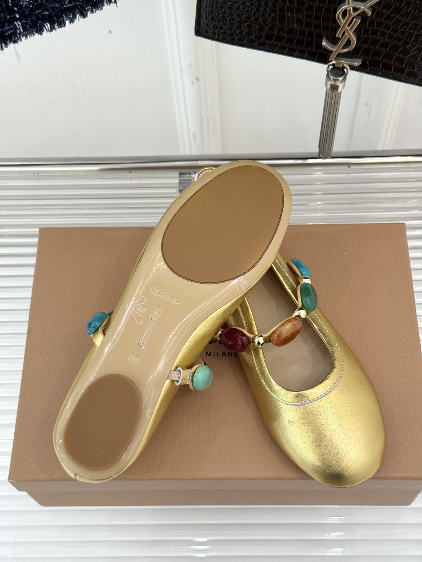 
GianvitoRossi/吉安维托罗西经典
复古绝美宝石💎玛丽珍鞋
经典复古 少女心爆炸💥
搭配小裙