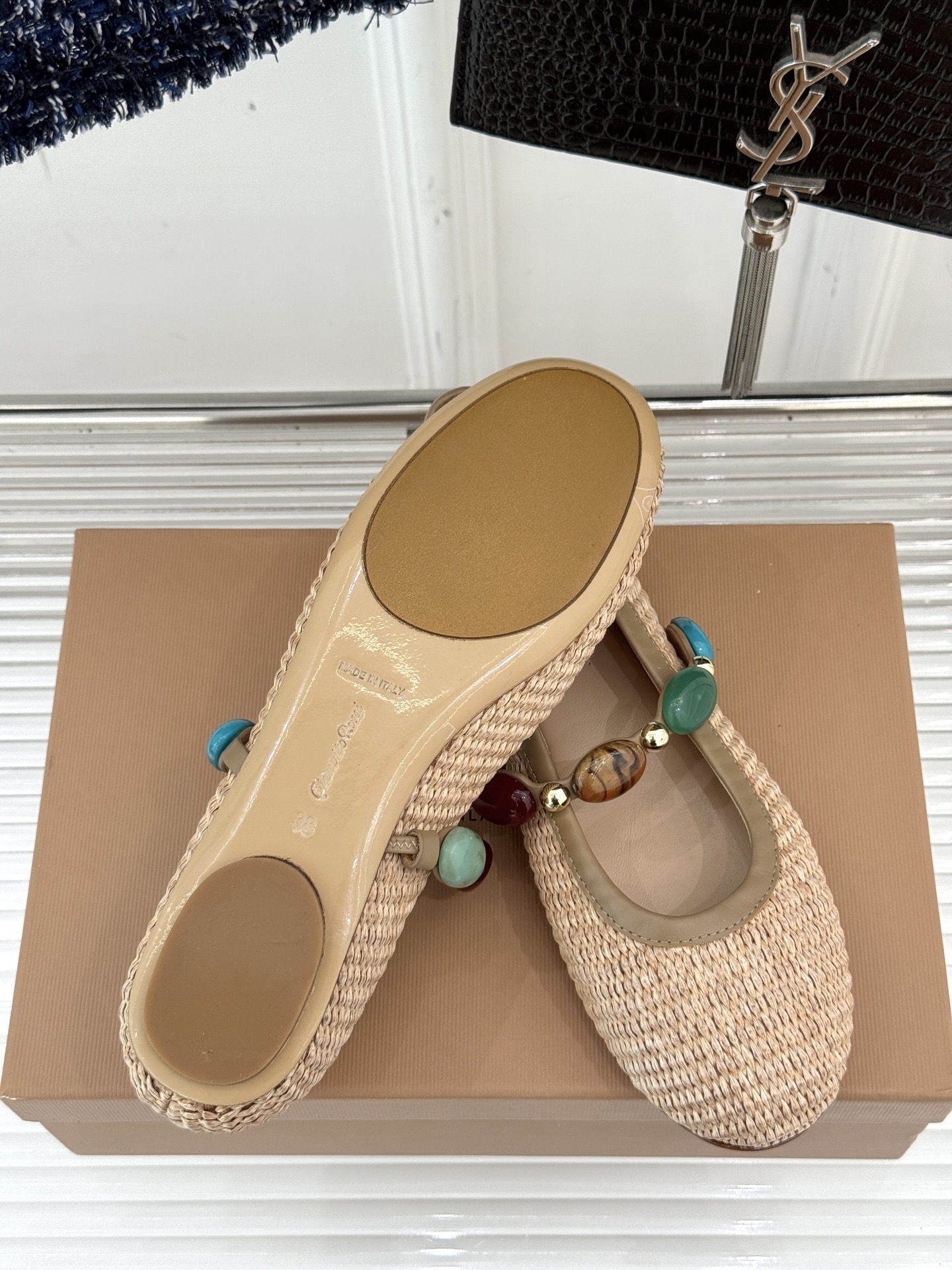 
GianvitoRossi/吉安维托罗西经典
复古绝美宝石💎玛丽珍鞋
经典复古 少女心爆炸💥
搭配小裙