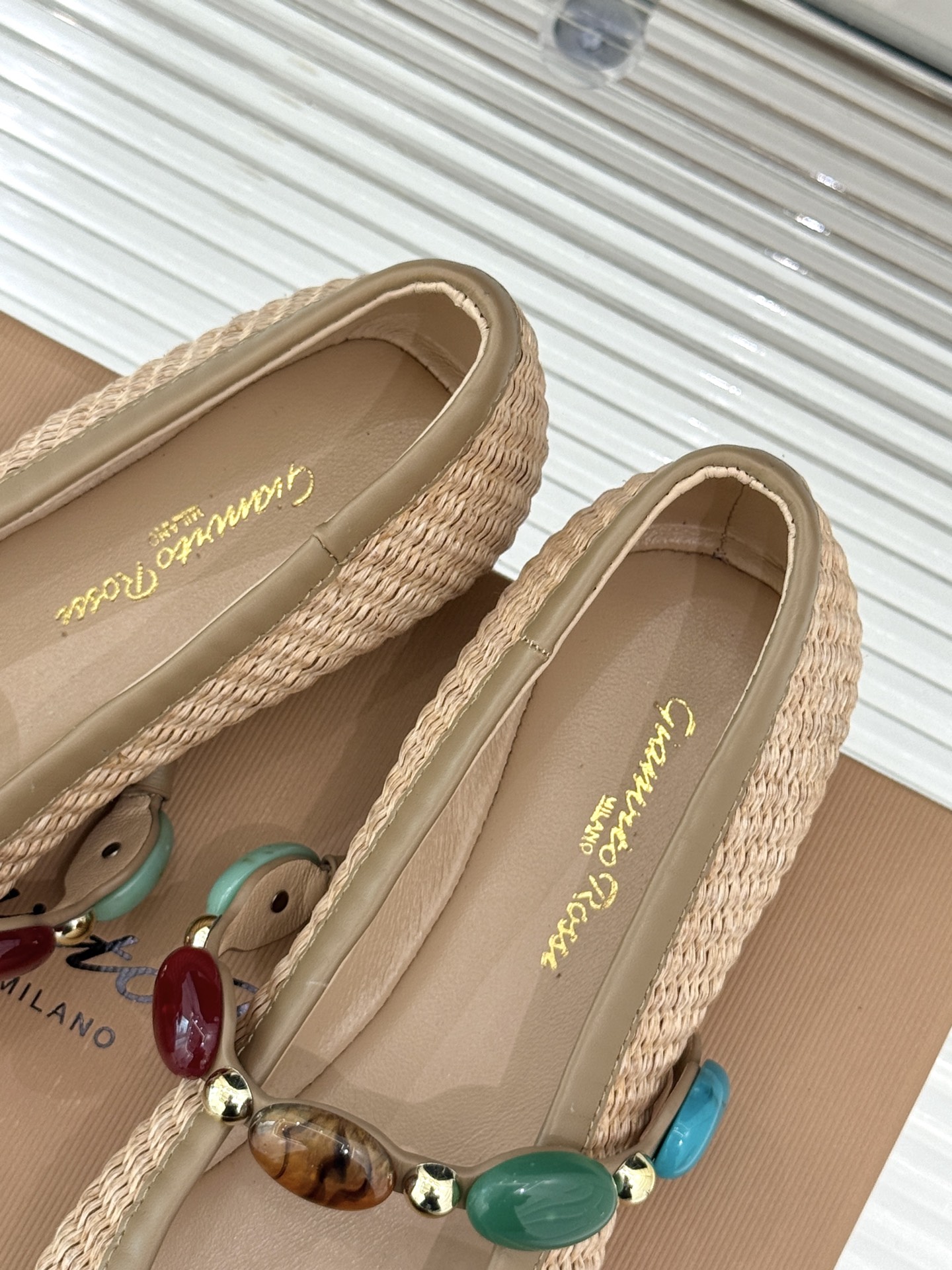 
GianvitoRossi/吉安维托罗西经典
复古绝美宝石💎玛丽珍鞋
经典复古 少女心爆炸💥
搭配小裙