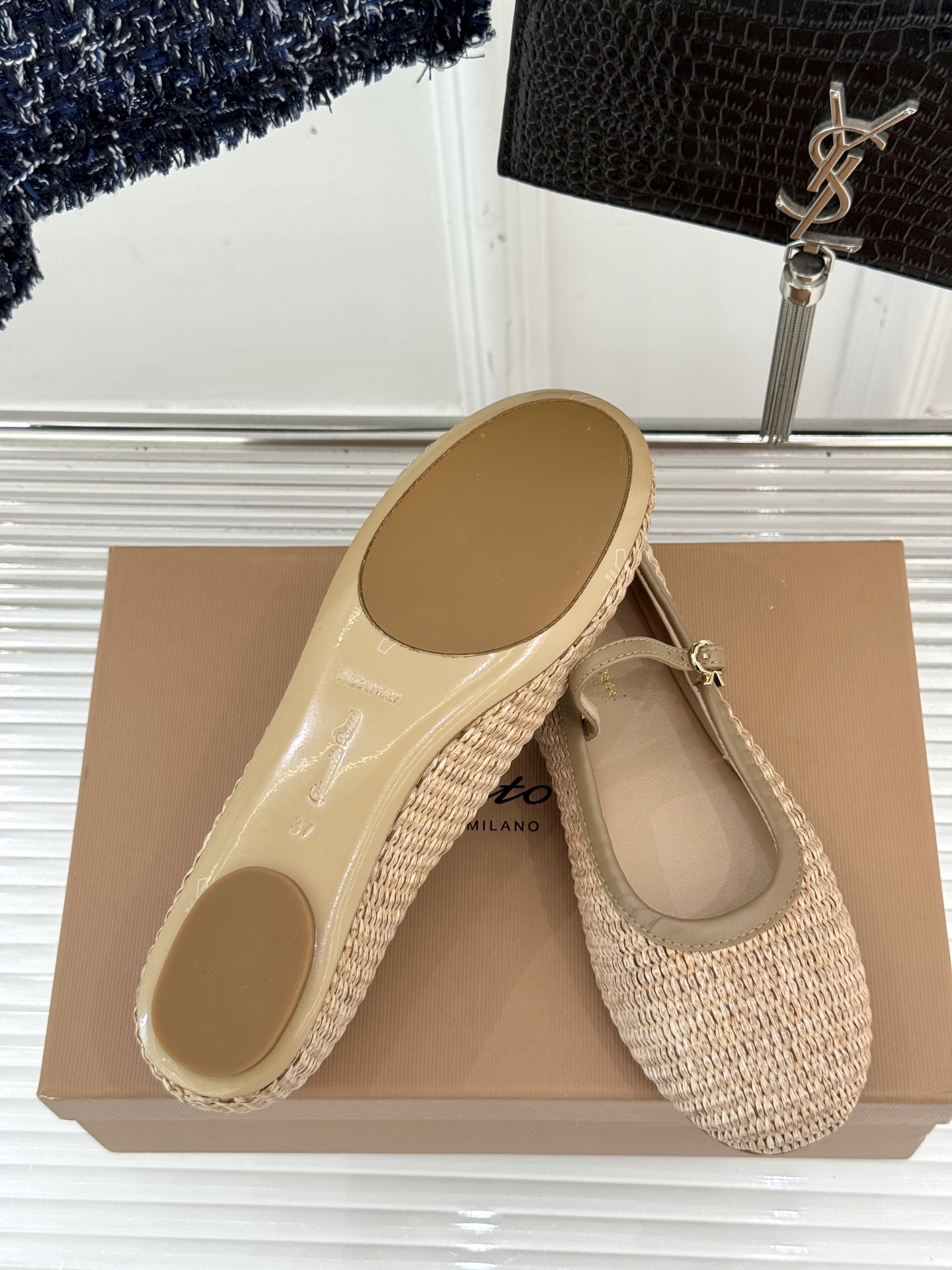 
GianvitoRossi/吉安维托罗西经典
复古绝美玛丽珍鞋
经典复古 少女心爆炸💥
搭配小裙子 牛