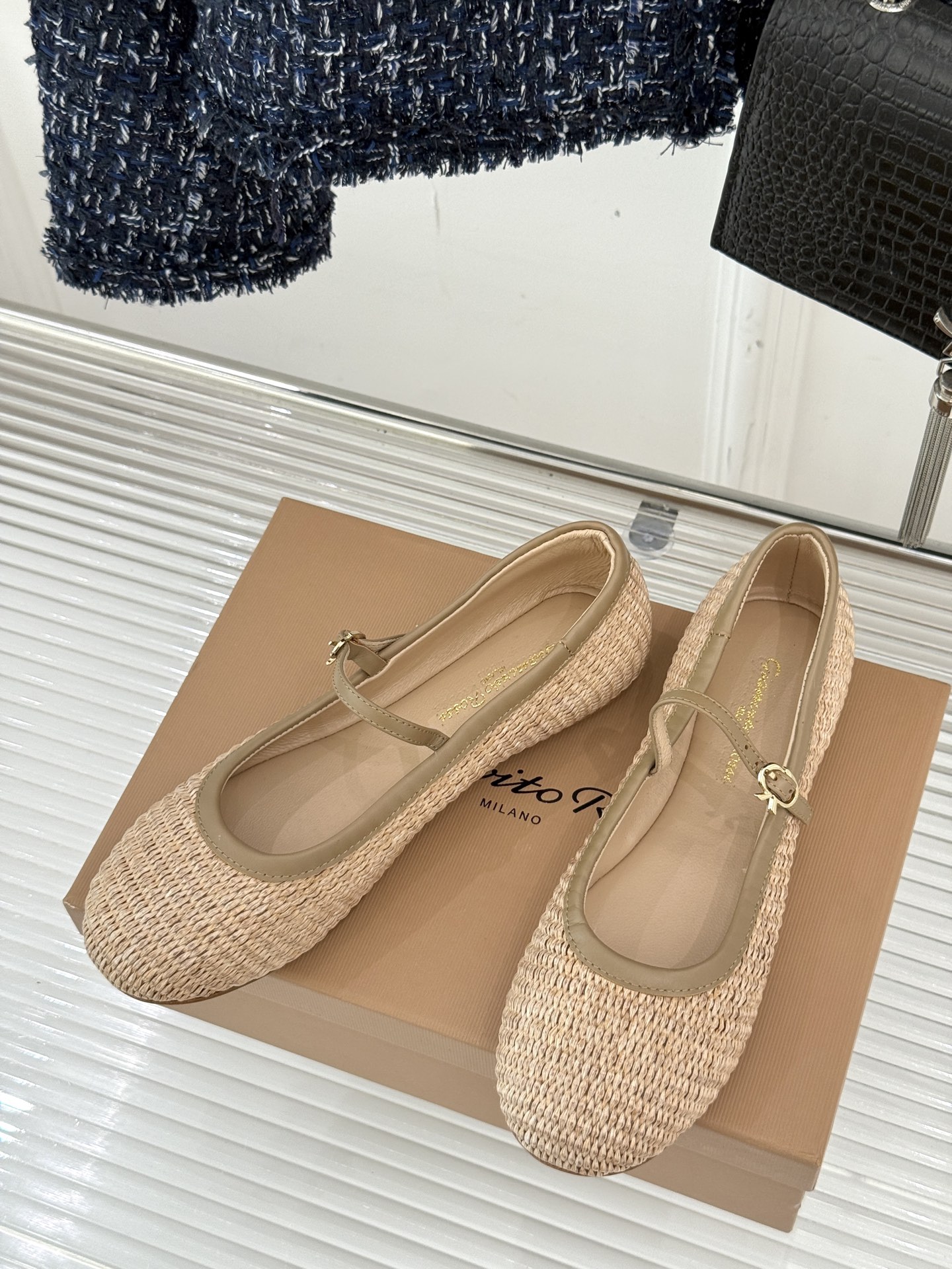 
GianvitoRossi/吉安维托罗西经典
复古绝美玛丽珍鞋
经典复古 少女心爆炸💥
搭配小裙子 牛