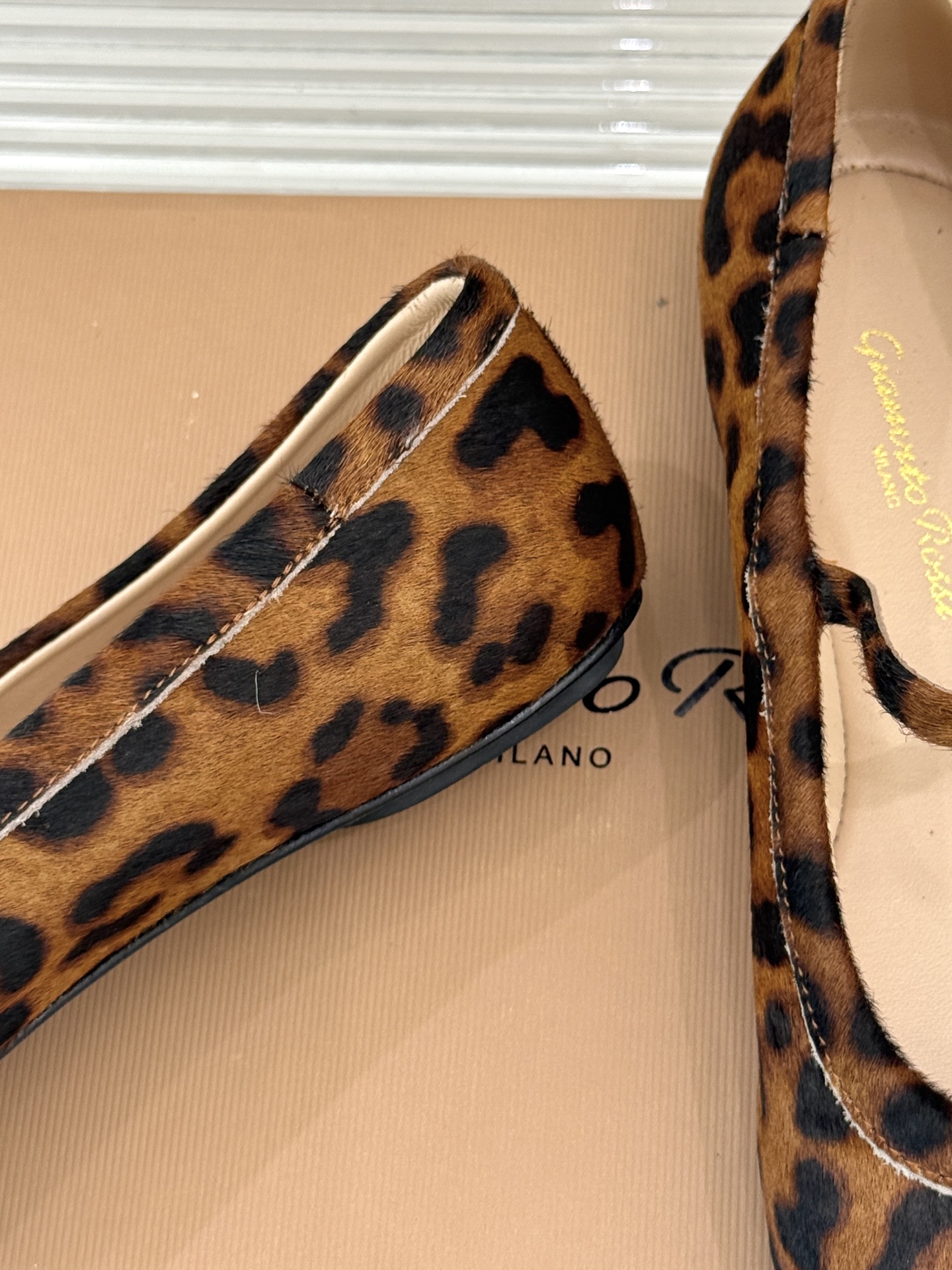 
GianvitoRossi/吉安维托罗西经典
复古绝美玛丽珍鞋
经典复古 少女心爆炸💥
搭配小裙子 牛