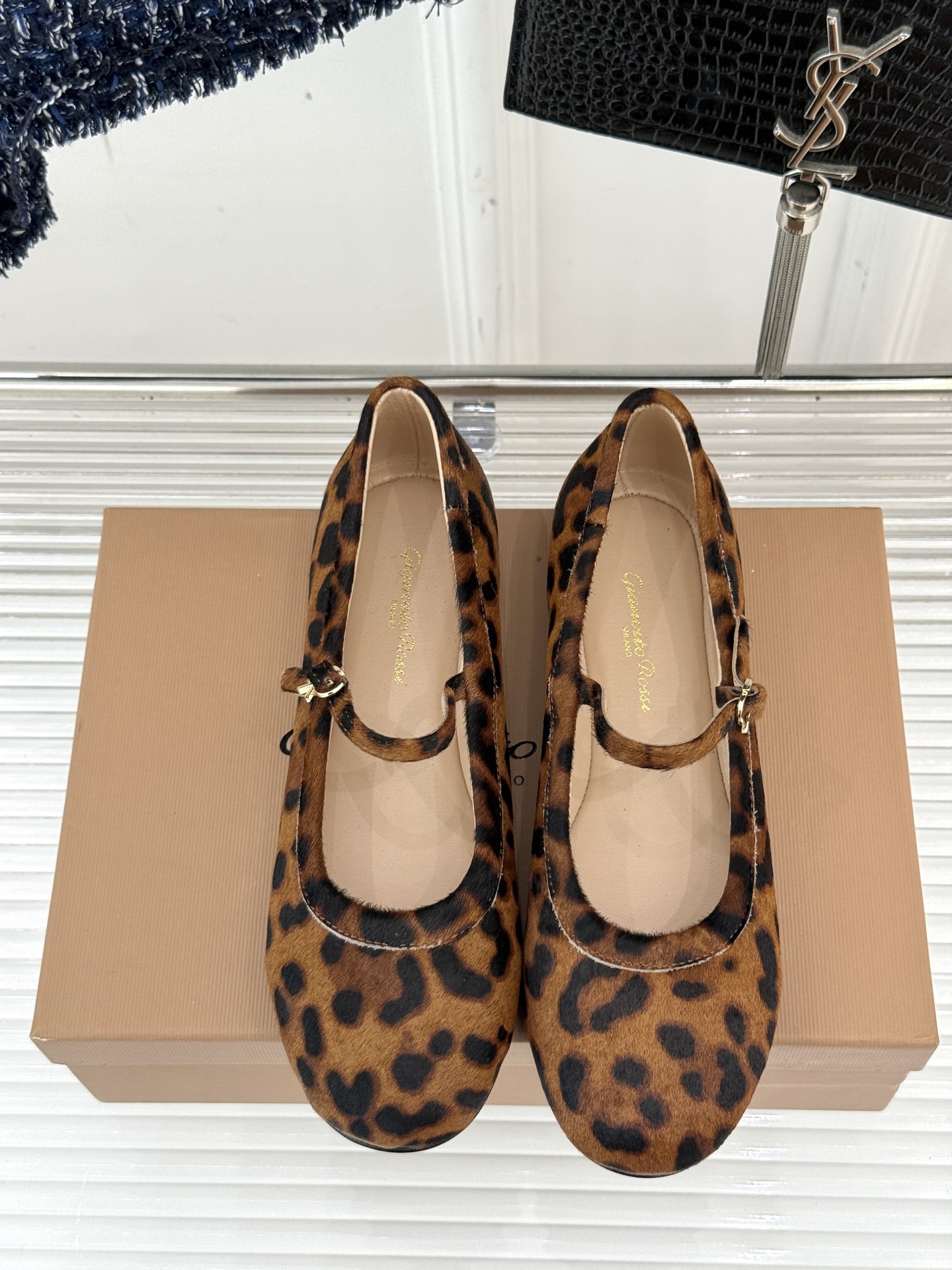 
GianvitoRossi/吉安维托罗西经典
复古绝美玛丽珍鞋
经典复古 少女心爆炸💥
搭配小裙子 牛