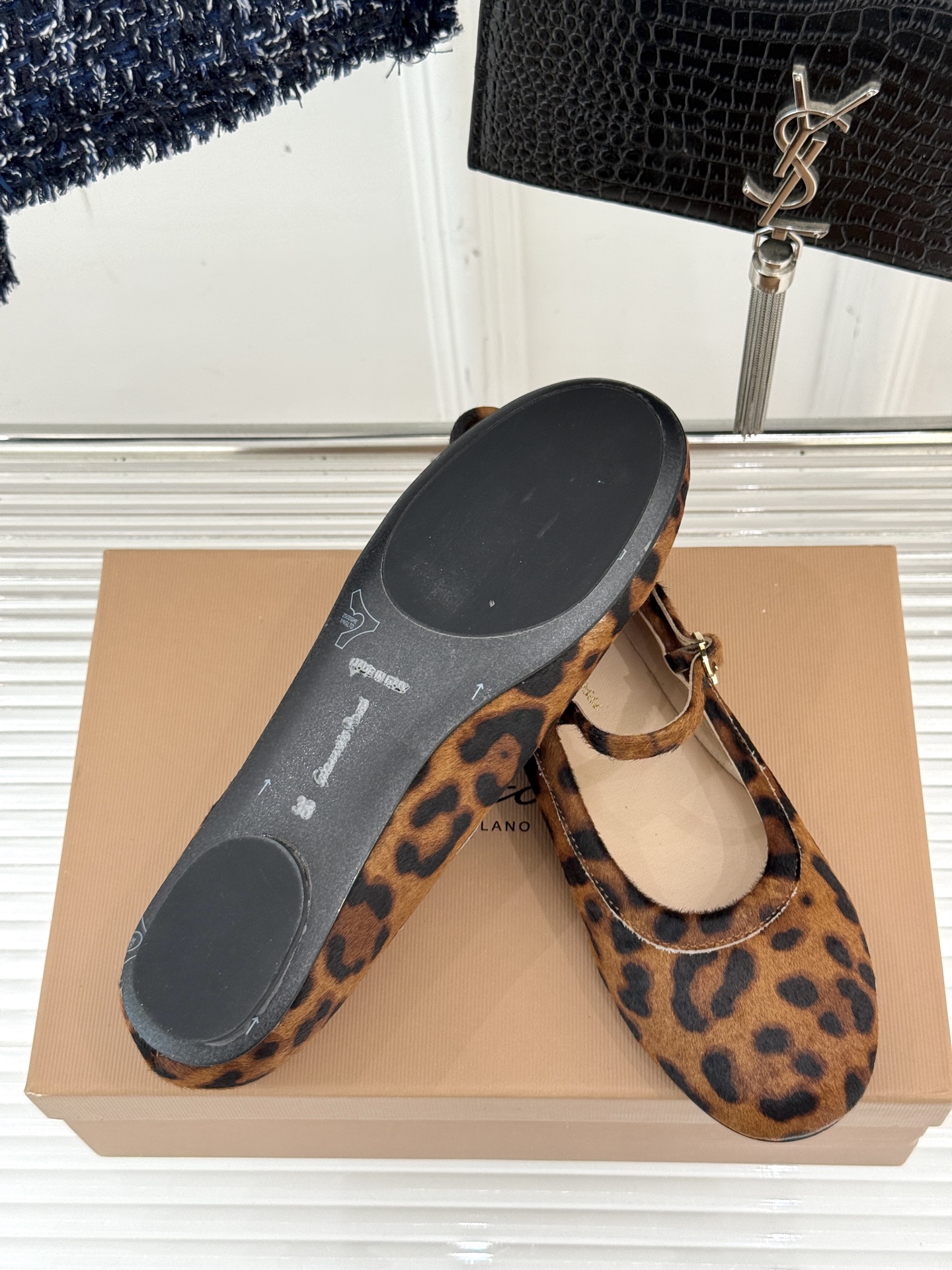 
GianvitoRossi/吉安维托罗西经典
复古绝美玛丽珍鞋
经典复古 少女心爆炸💥
搭配小裙子 牛