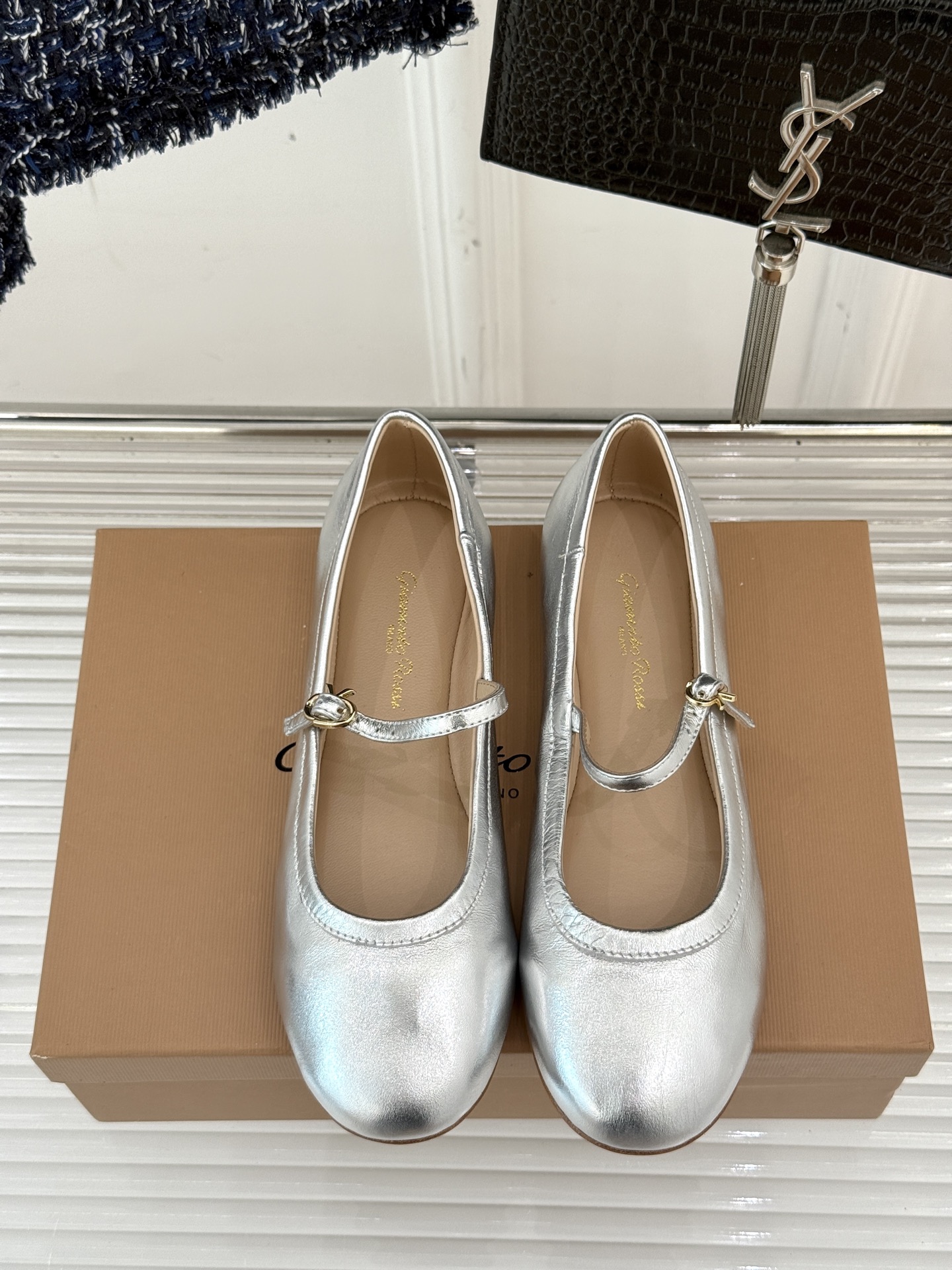 
GianvitoRossi/吉安维托罗西经典
复古绝美玛丽珍鞋
经典复古 少女心爆炸💥
搭配小裙子 牛