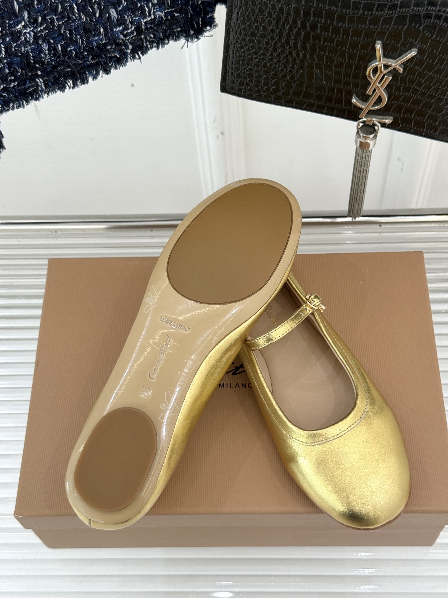 
GianvitoRossi/吉安维托罗西经典
复古绝美玛丽珍鞋
经典复古 少女心爆炸💥
搭配小裙子 牛