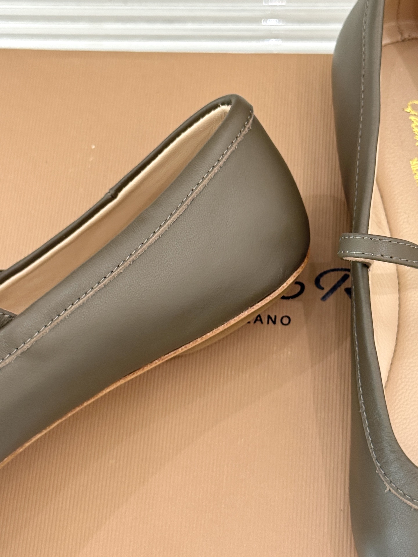 
GianvitoRossi/吉安维托罗西经典
复古绝美玛丽珍鞋
经典复古 少女心爆炸💥
搭配小裙子 牛