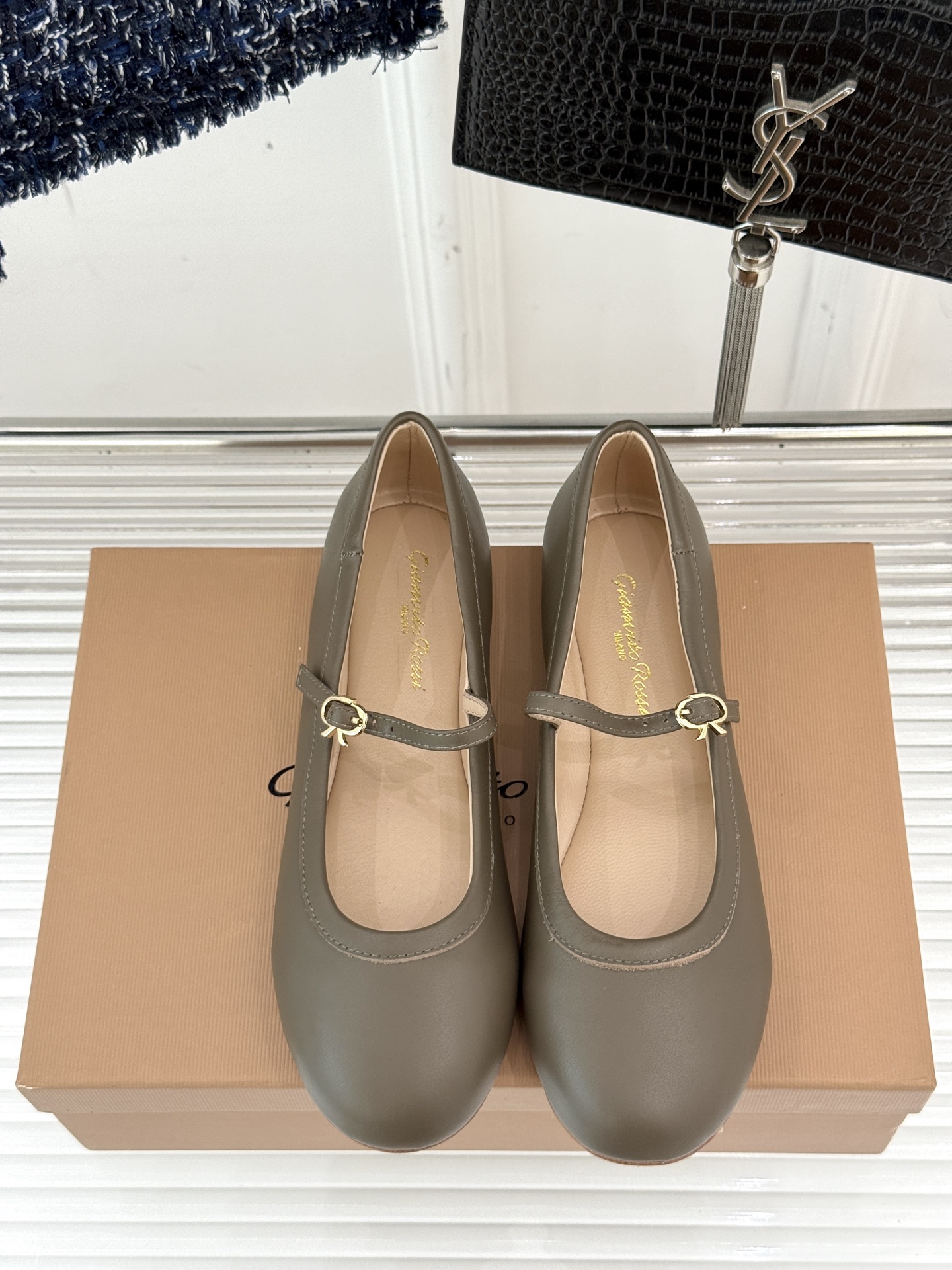 
GianvitoRossi/吉安维托罗西经典
复古绝美玛丽珍鞋
经典复古 少女心爆炸💥
搭配小裙子 牛