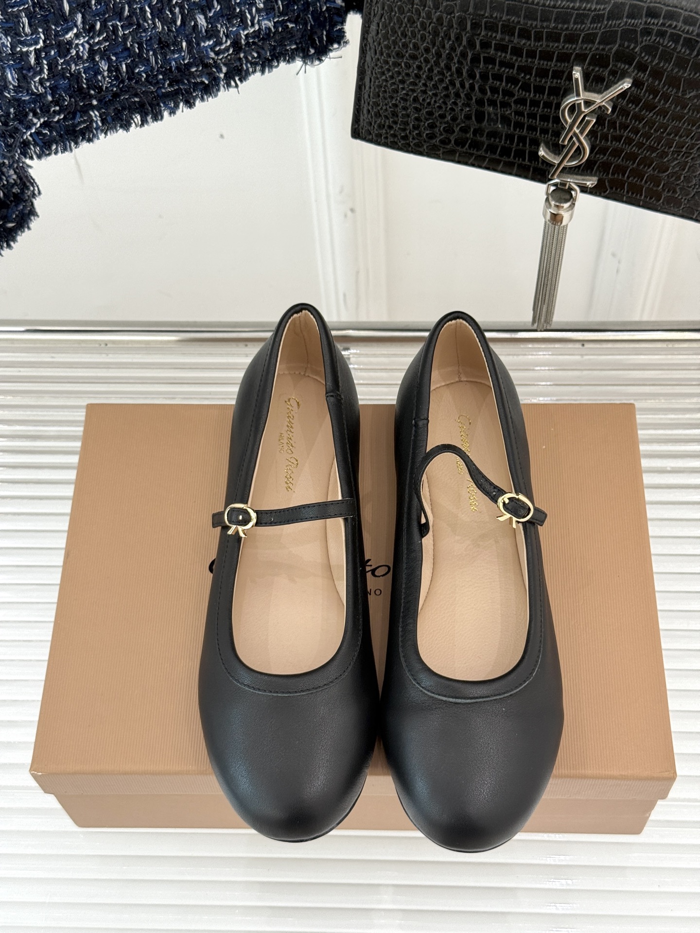 
GianvitoRossi/吉安维托罗西经典
复古绝美玛丽珍鞋
经典复古 少女心爆炸💥
搭配小裙子 牛