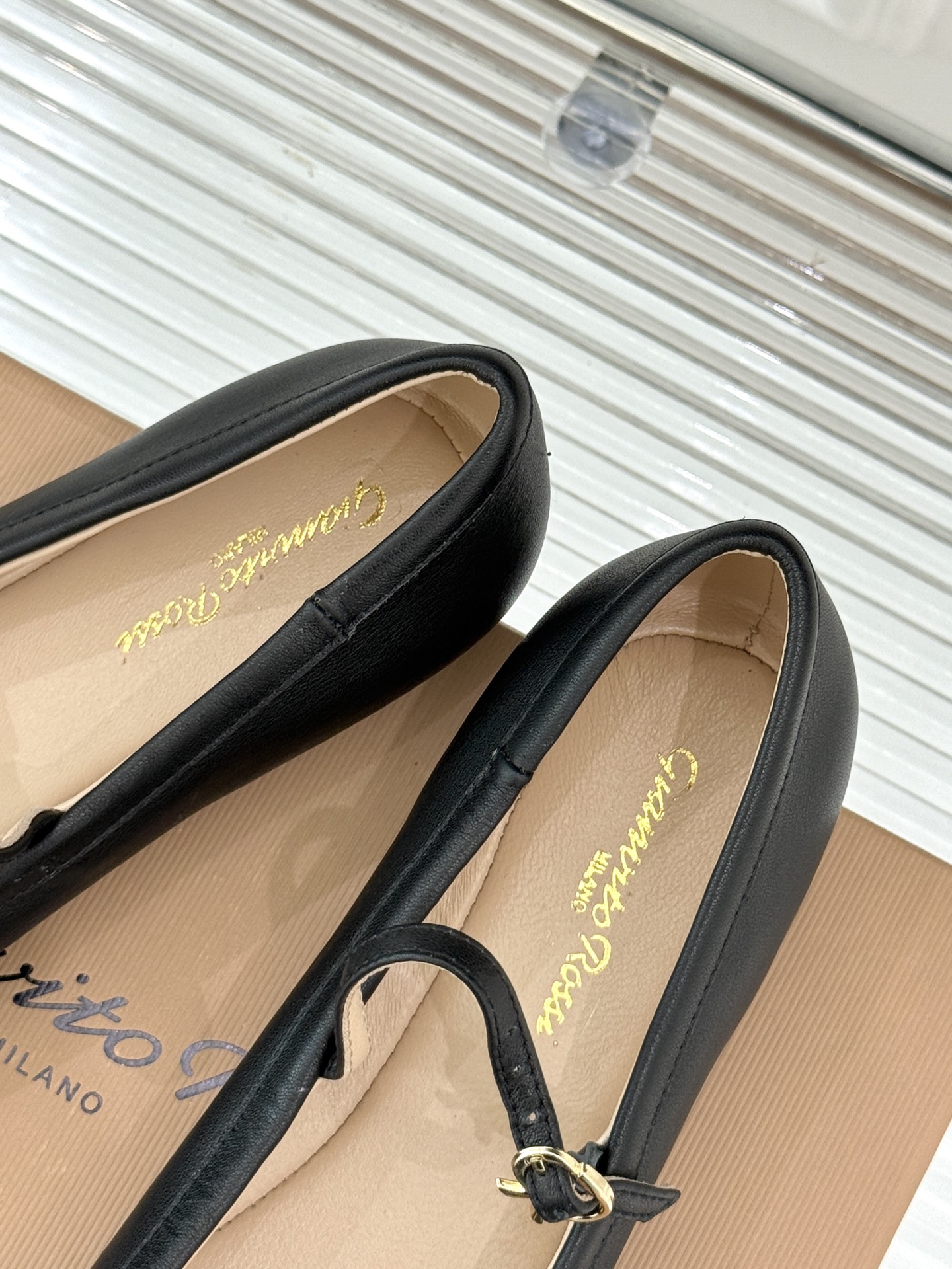 
GianvitoRossi/吉安维托罗西经典
复古绝美玛丽珍鞋
经典复古 少女心爆炸💥
搭配小裙子 牛