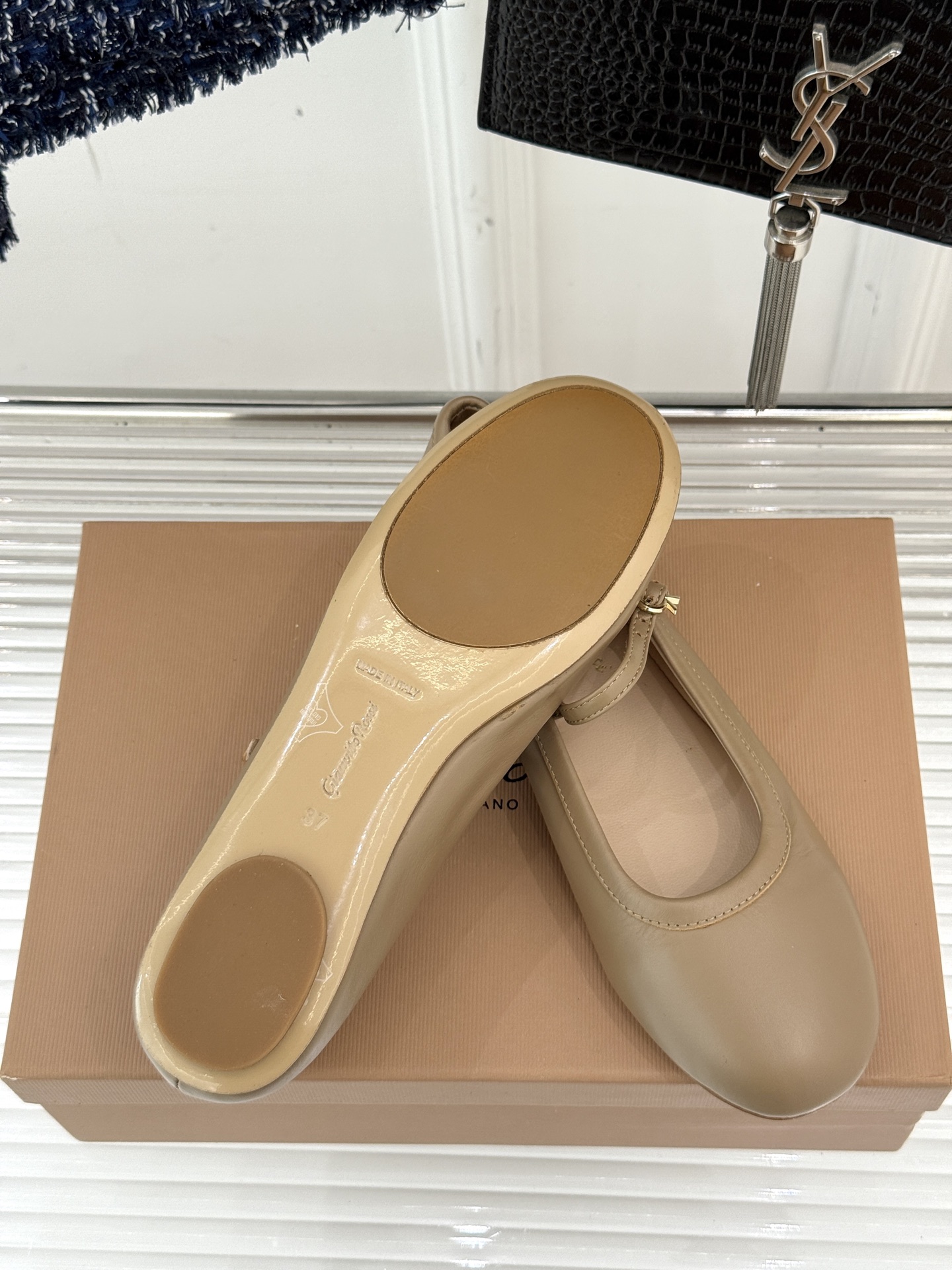 
GianvitoRossi/吉安维托罗西经典
复古绝美玛丽珍鞋
经典复古 少女心爆炸💥
搭配小裙子 牛