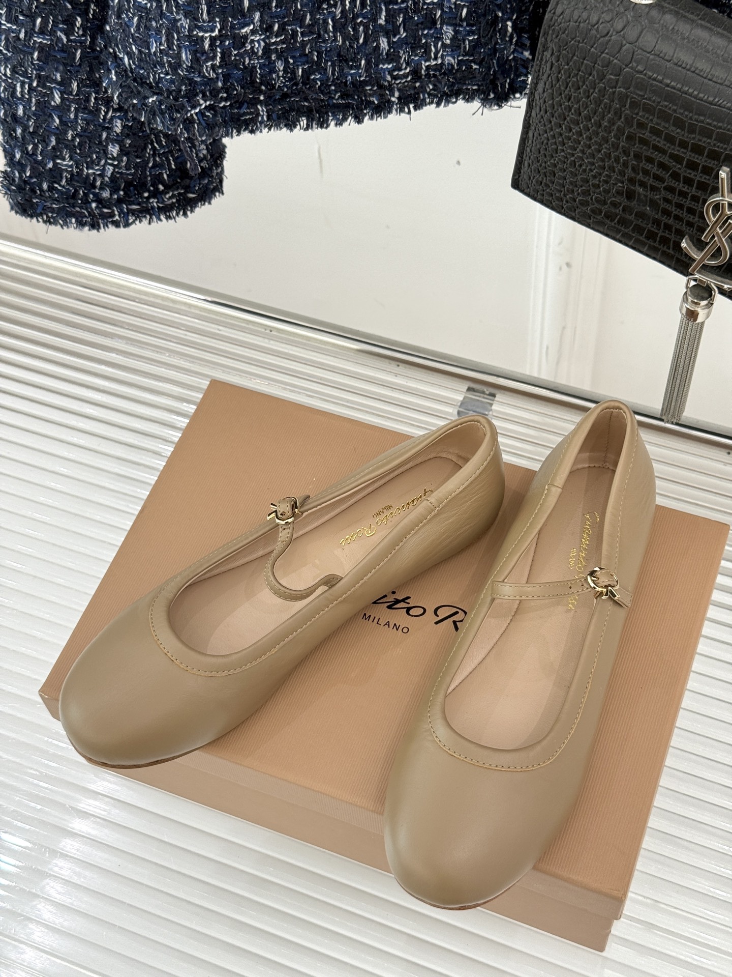 
GianvitoRossi/吉安维托罗西经典
复古绝美玛丽珍鞋
经典复古 少女心爆炸💥
搭配小裙子 牛