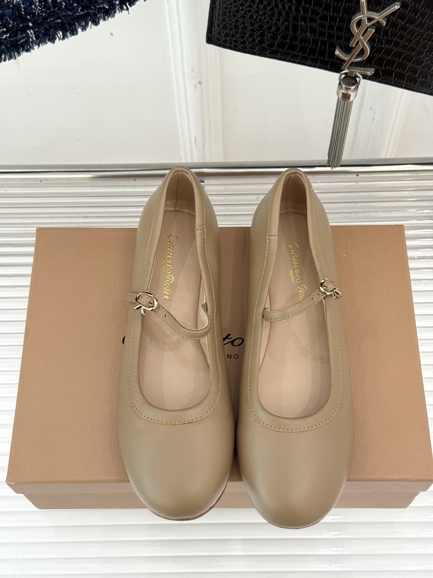 
GianvitoRossi/吉安维托罗西经典
复古绝美玛丽珍鞋
经典复古 少女心爆炸💥
搭配小裙子 牛