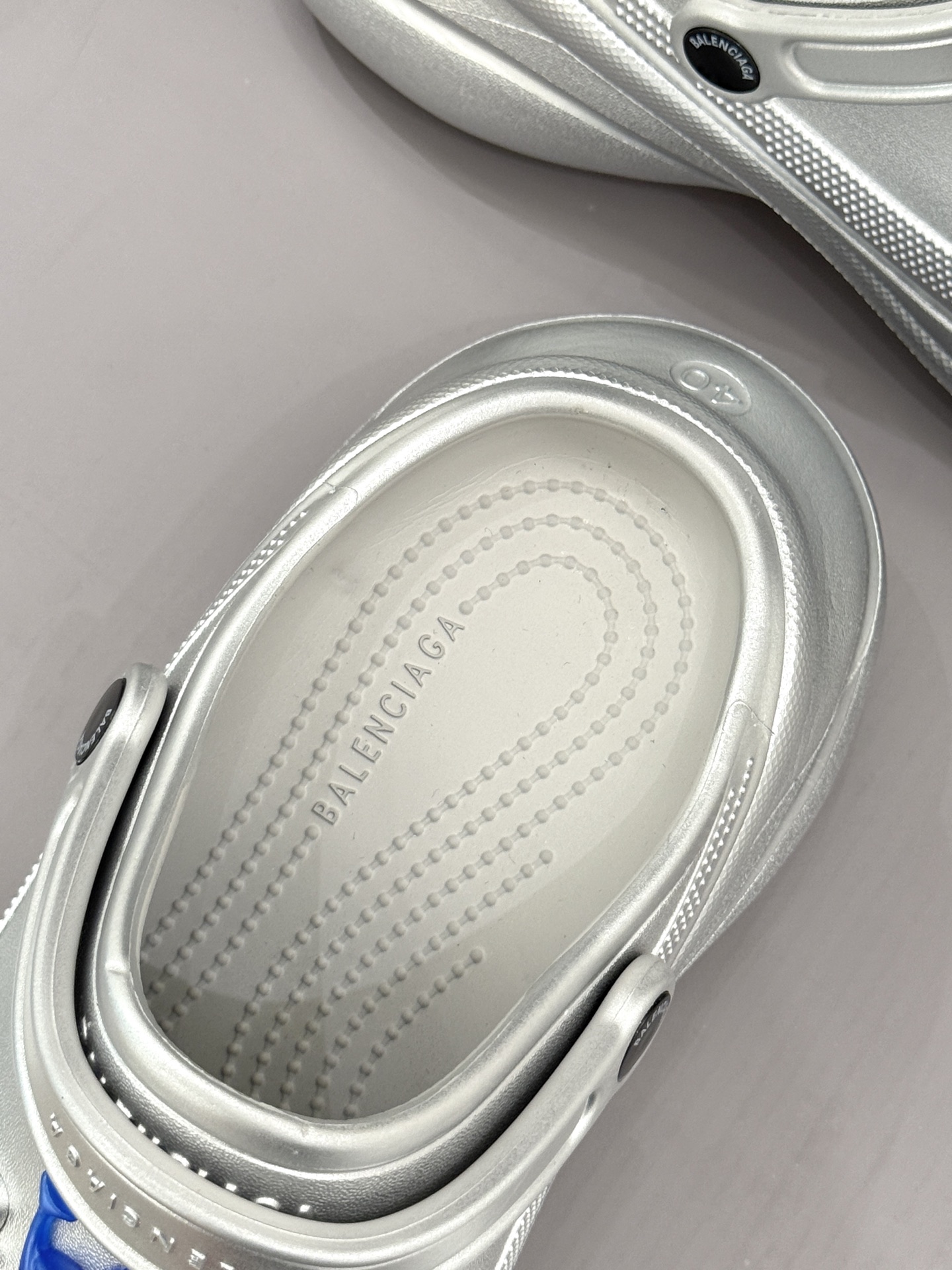 
Balenciaga X Crocs 25ss春夏新品
情侣款洞洞鞋
好看又松弛 辣妹必入全网爆火的洞