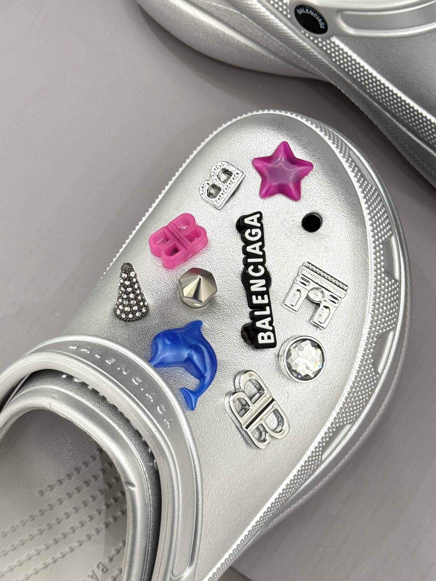 
Balenciaga X Crocs 25ss春夏新品
情侣款洞洞鞋
好看又松弛 辣妹必入全网爆火的洞