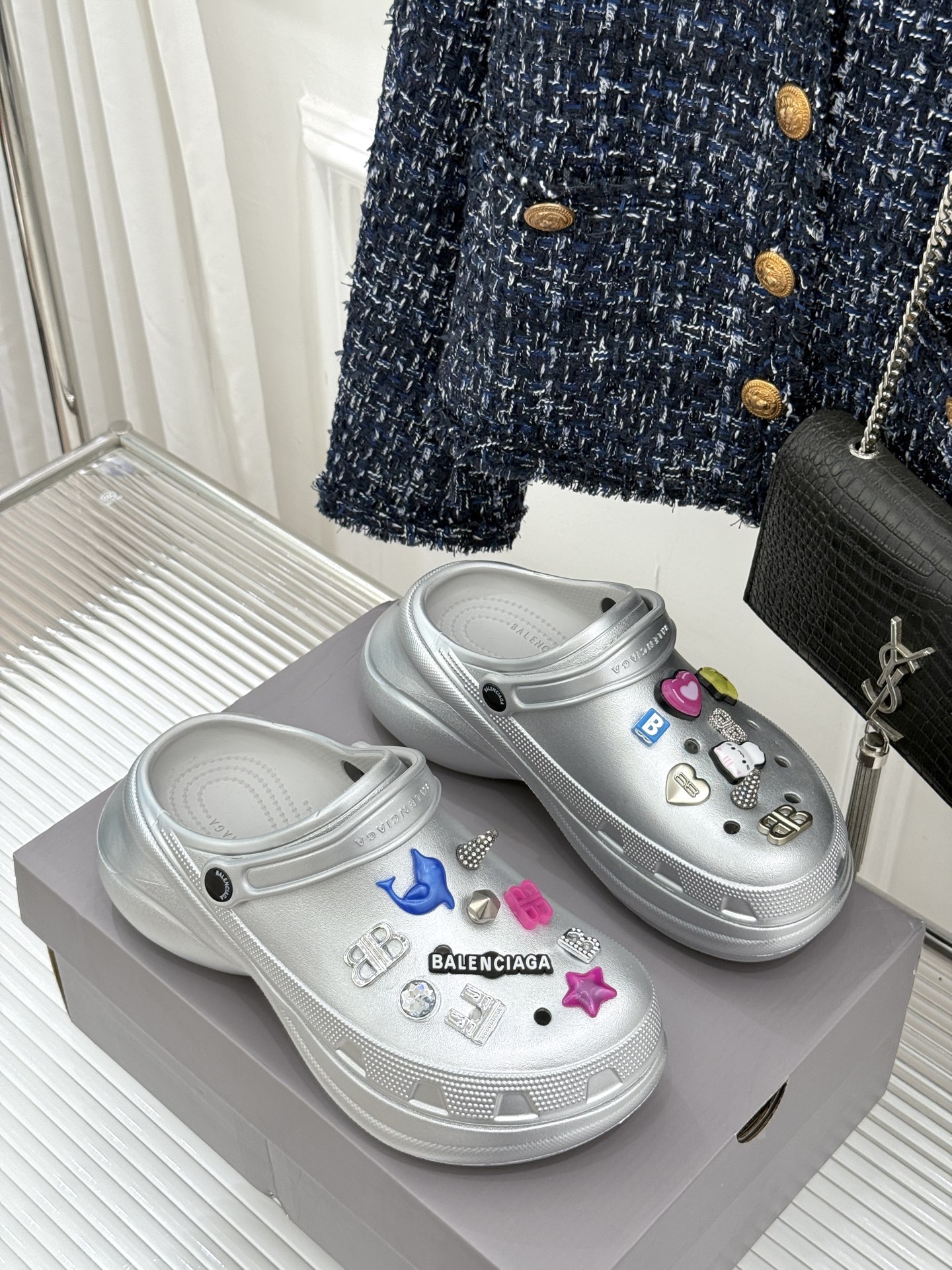 
Balenciaga X Crocs 25ss春夏新品
情侣款洞洞鞋
好看又松弛 辣妹必入全网爆火的洞