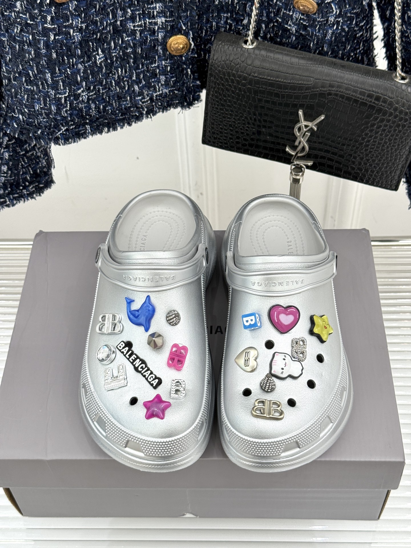 
Balenciaga X Crocs 25ss春夏新品
情侣款洞洞鞋
好看又松弛 辣妹必入全网爆火的洞