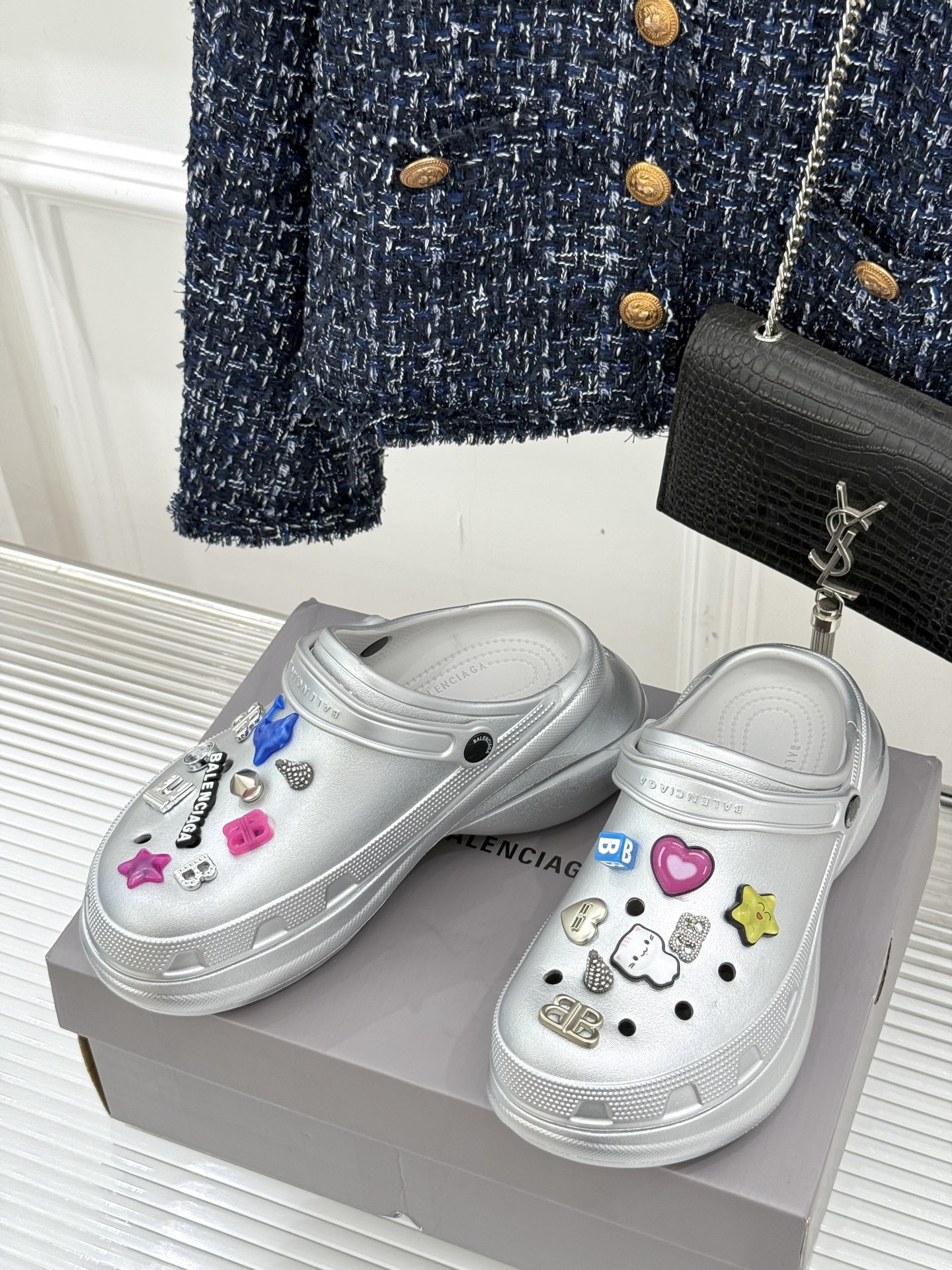 
Balenciaga X Crocs 25ss春夏新品
情侣款洞洞鞋
好看又松弛 辣妹必入全网爆火的洞