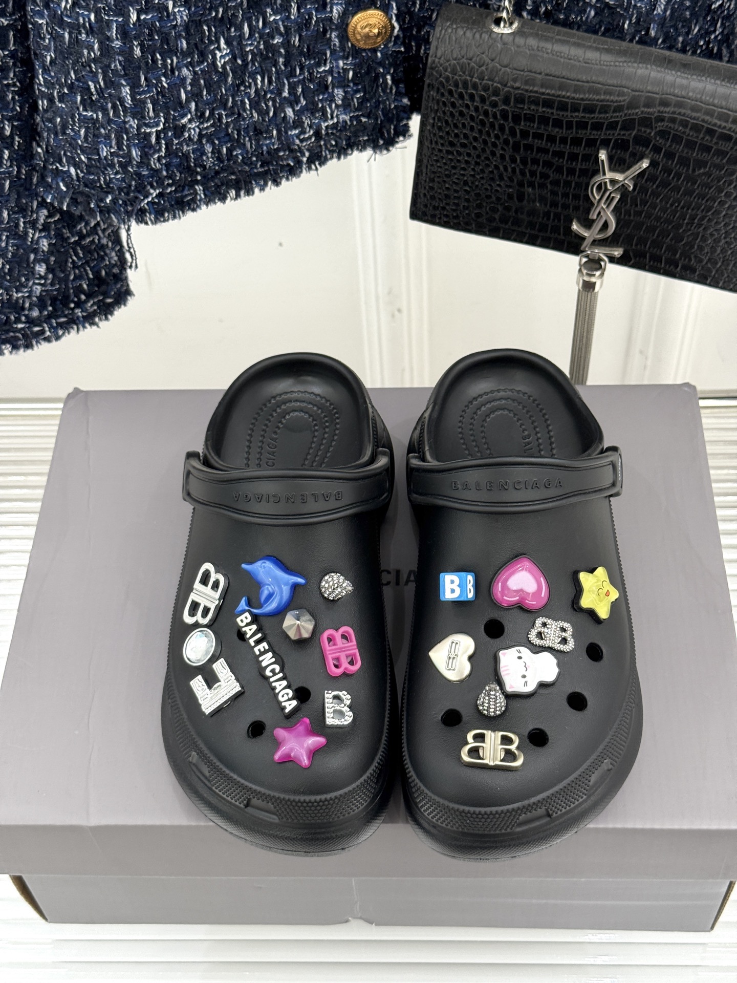 
Balenciaga X Crocs 25ss春夏新品
情侣款洞洞鞋
好看又松弛 辣妹必入全网爆火的洞