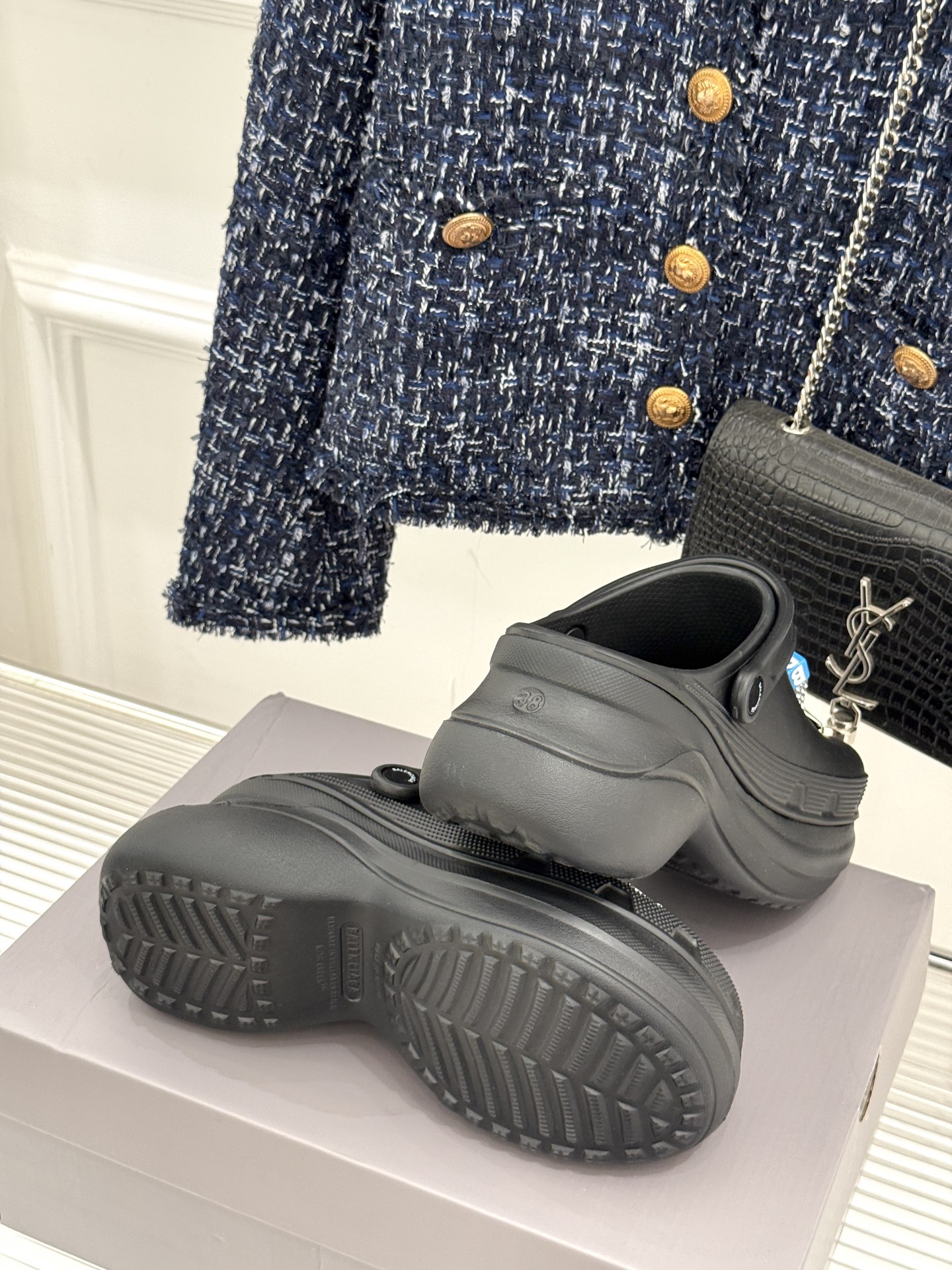 
Balenciaga X Crocs 25ss春夏新品
情侣款洞洞鞋
好看又松弛 辣妹必入全网爆火的洞