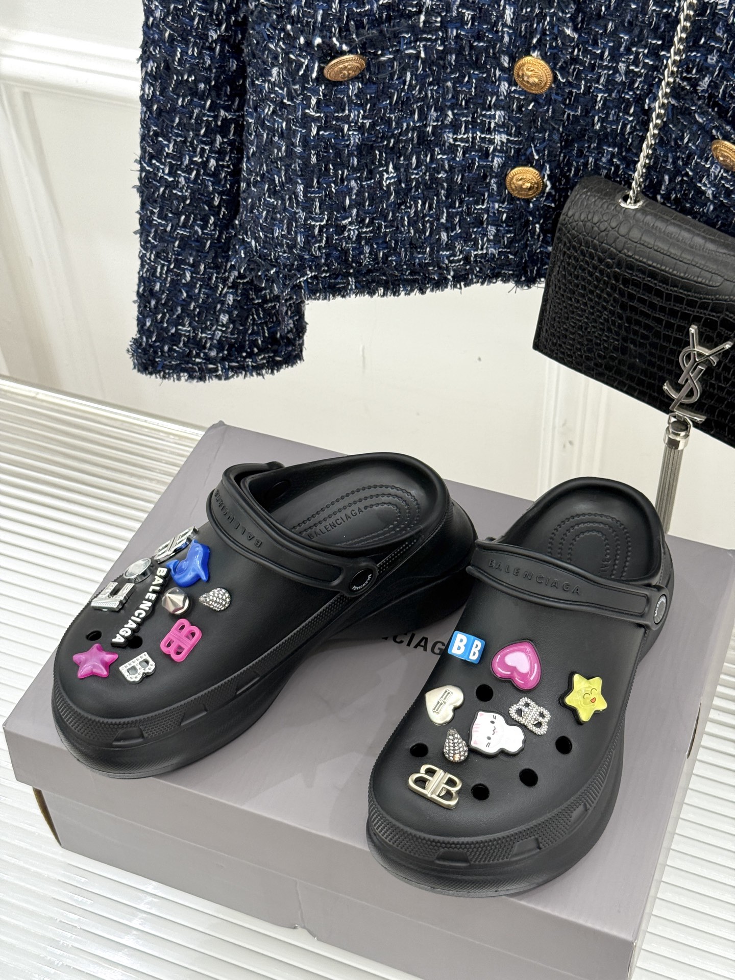 
Balenciaga X Crocs 25ss春夏新品
情侣款洞洞鞋
好看又松弛 辣妹必入全网爆火的洞