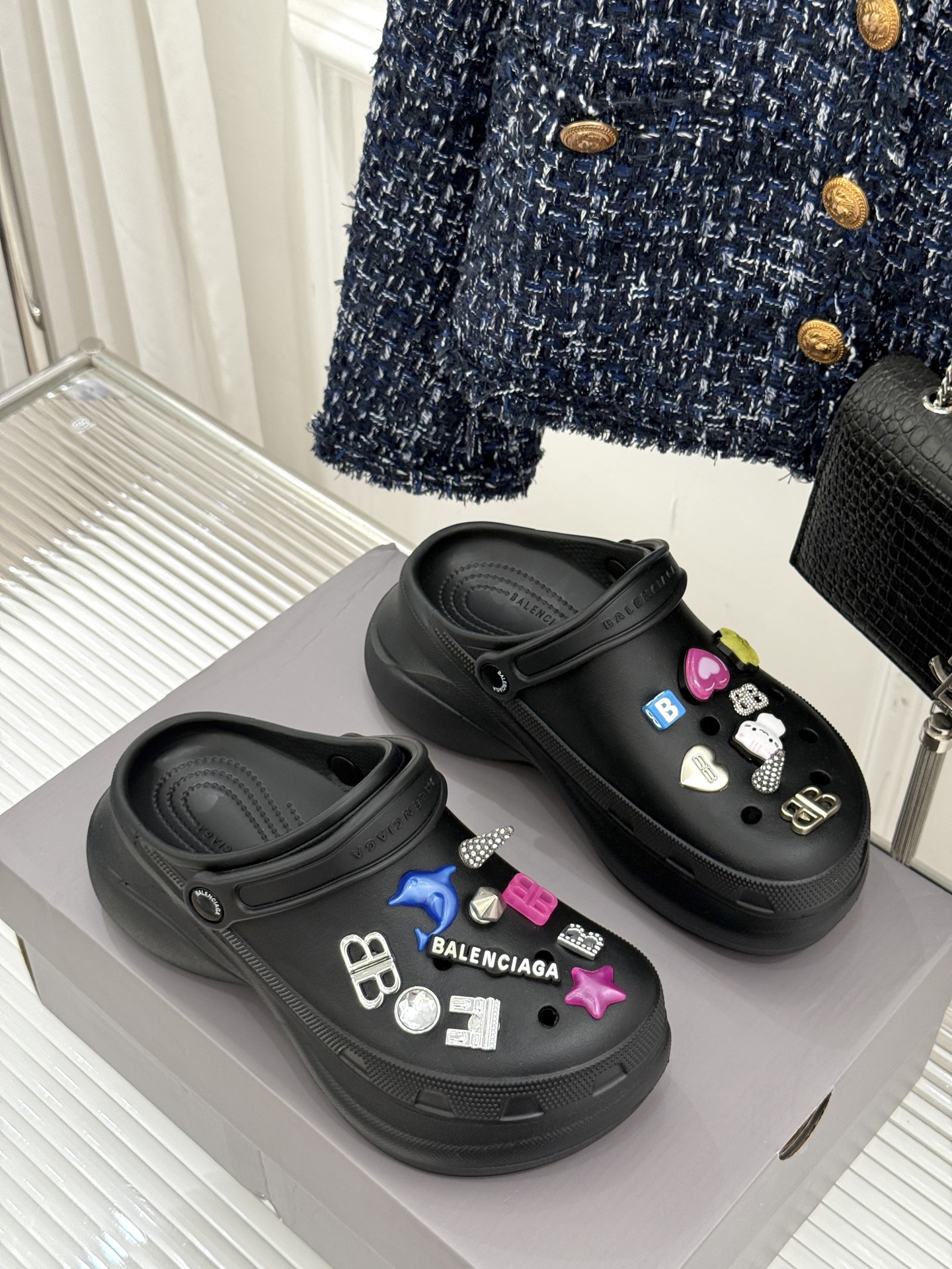 
Balenciaga X Crocs 25ss春夏新品
情侣款洞洞鞋
好看又松弛 辣妹必入全网爆火的洞