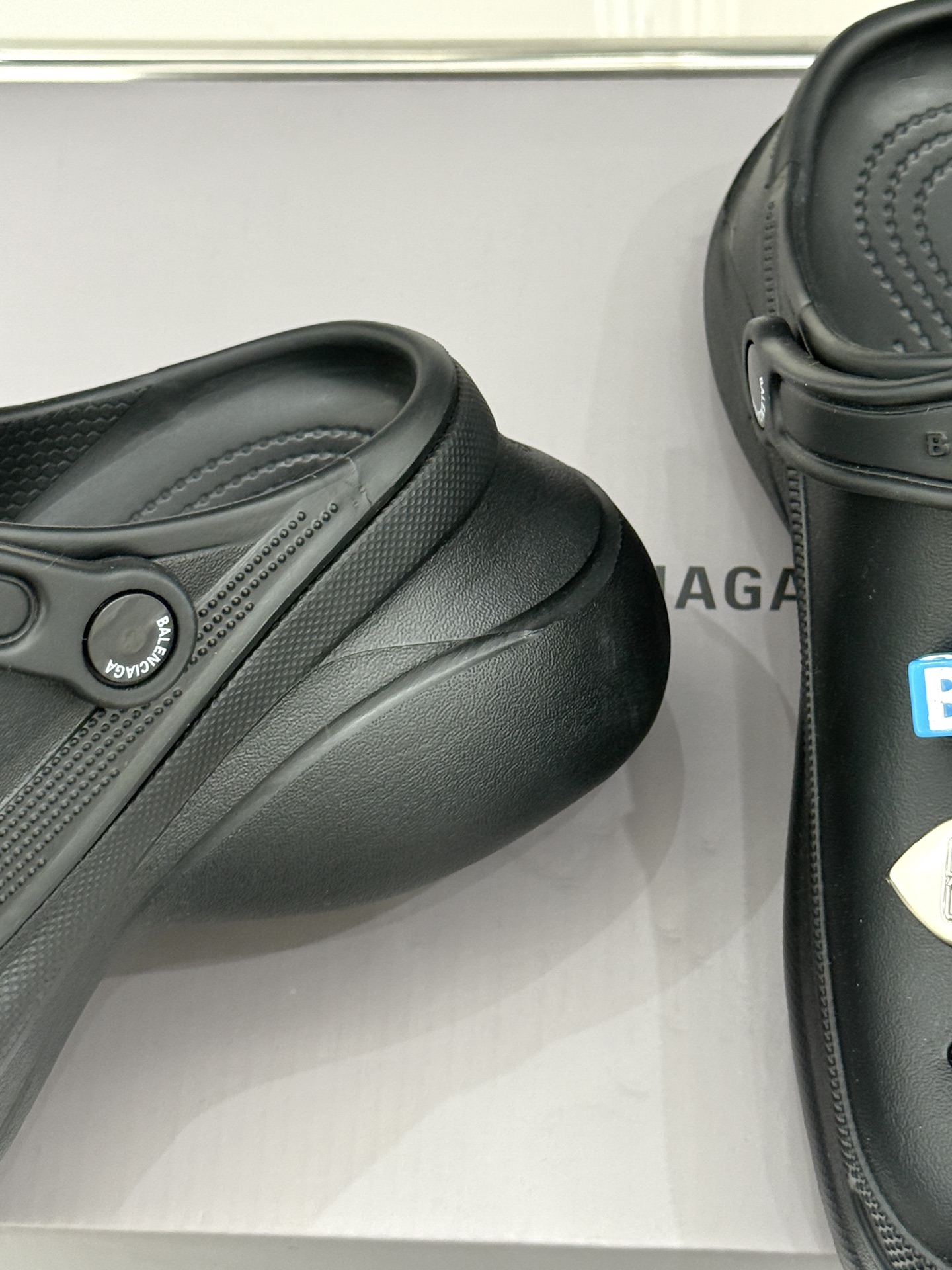 
Balenciaga X Crocs 25ss春夏新品
情侣款洞洞鞋
好看又松弛 辣妹必入全网爆火的洞