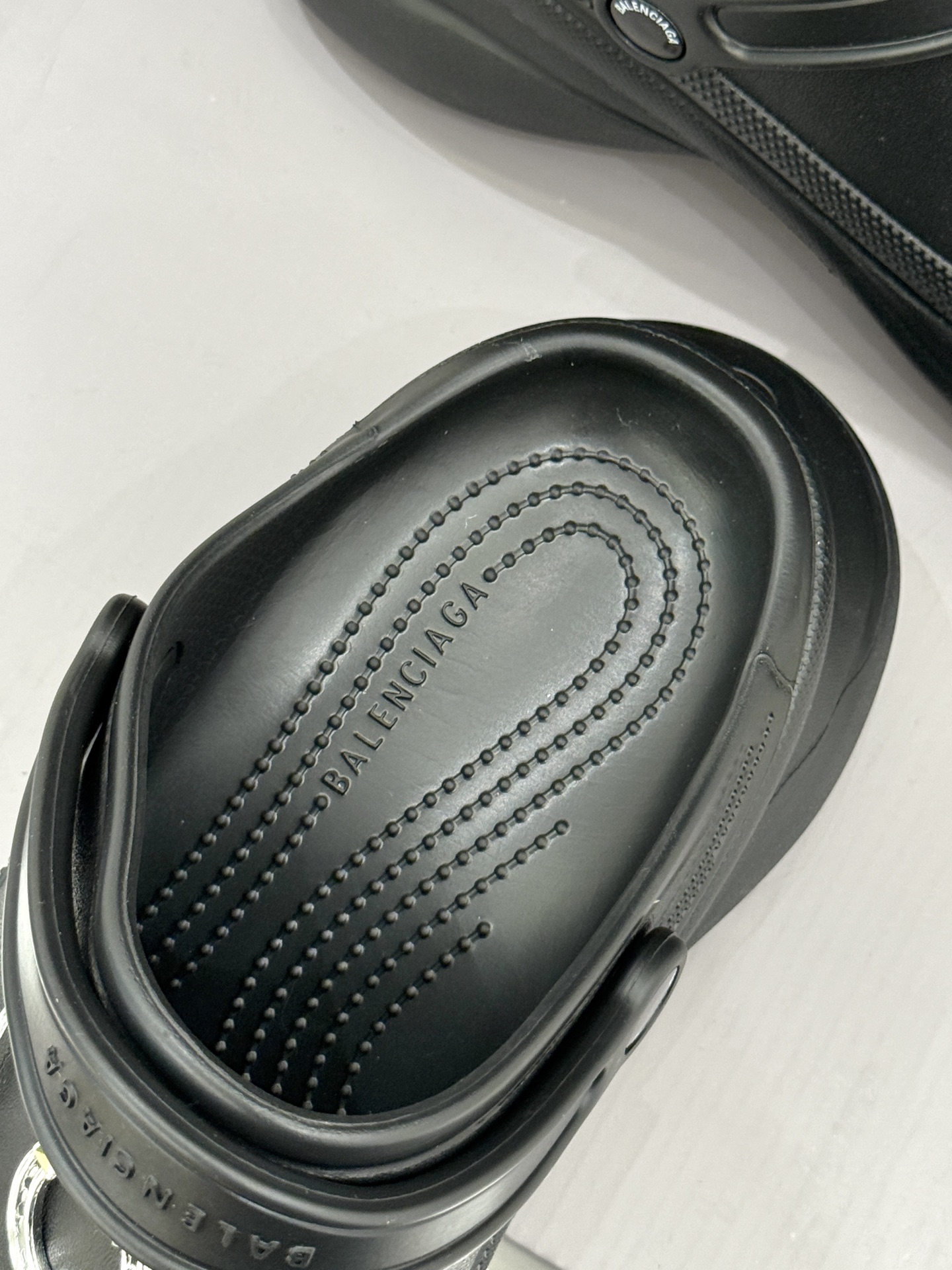 
Balenciaga X Crocs 25ss春夏新品
情侣款洞洞鞋
好看又松弛 辣妹必入全网爆火的洞