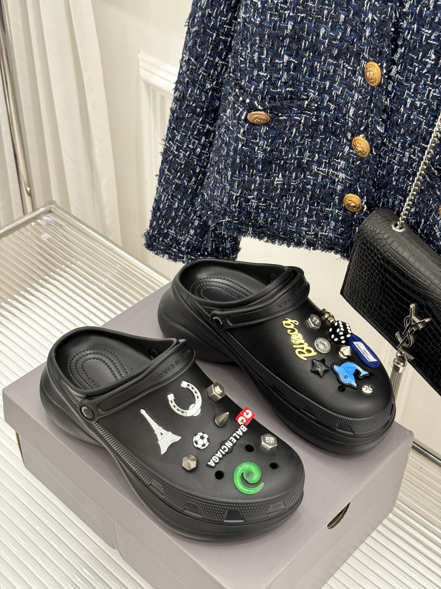 
Balenciaga X Crocs 25ss春夏新品
情侣款洞洞鞋
好看又松弛 辣妹必入全网爆火的洞