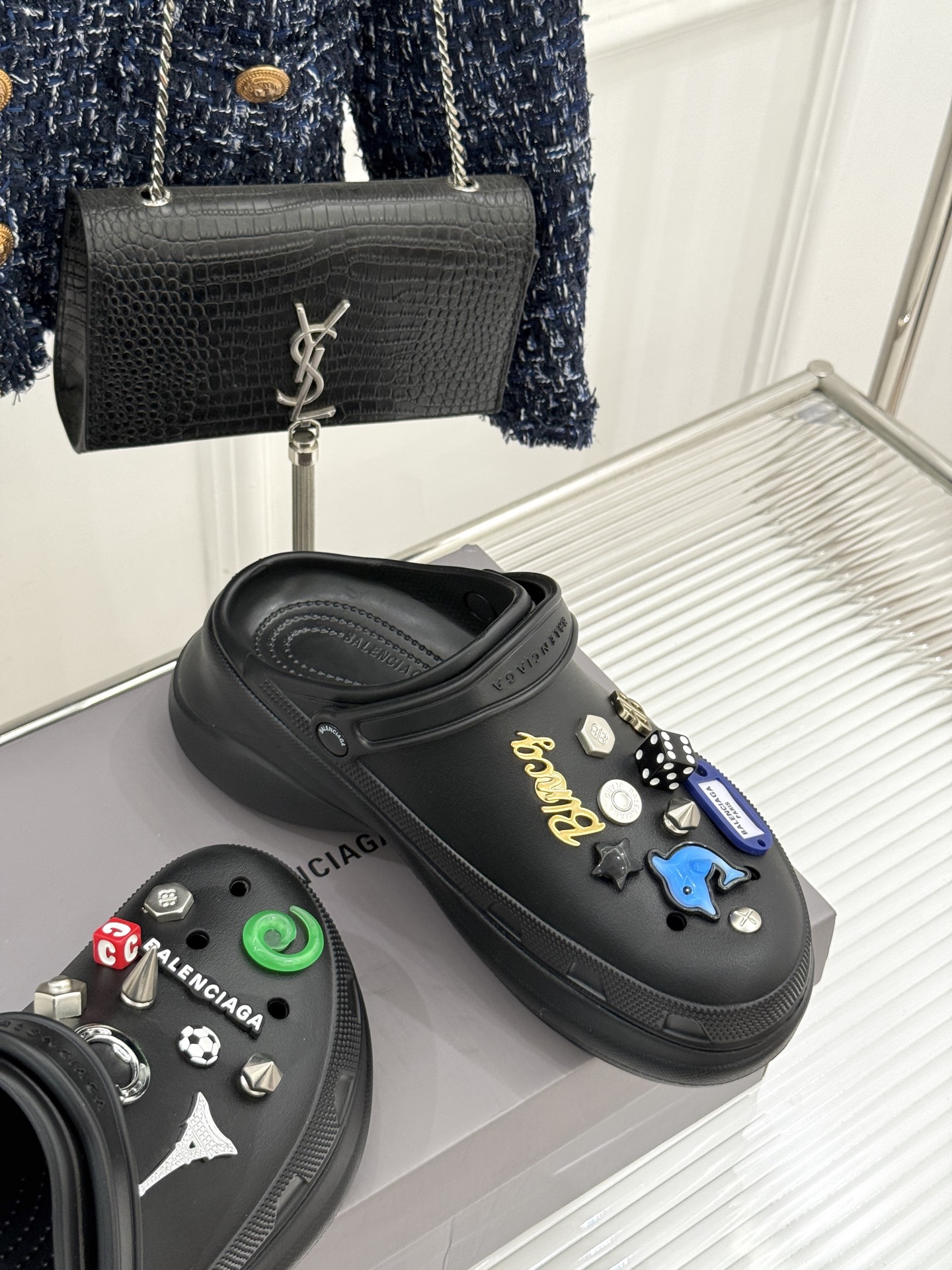 
Balenciaga X Crocs 25ss春夏新品
情侣款洞洞鞋
好看又松弛 辣妹必入全网爆火的洞