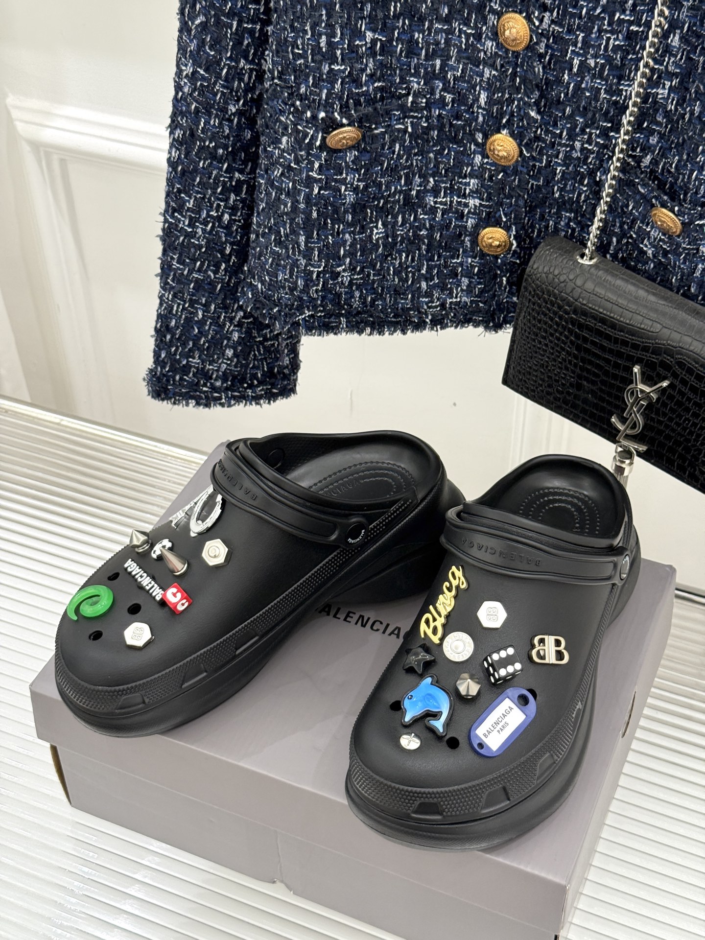 
Balenciaga X Crocs 25ss春夏新品
情侣款洞洞鞋
好看又松弛 辣妹必入全网爆火的洞