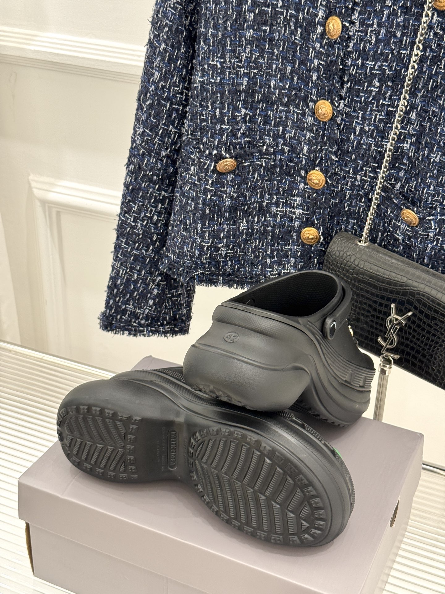 
Balenciaga X Crocs 25ss春夏新品
情侣款洞洞鞋
好看又松弛 辣妹必入全网爆火的洞