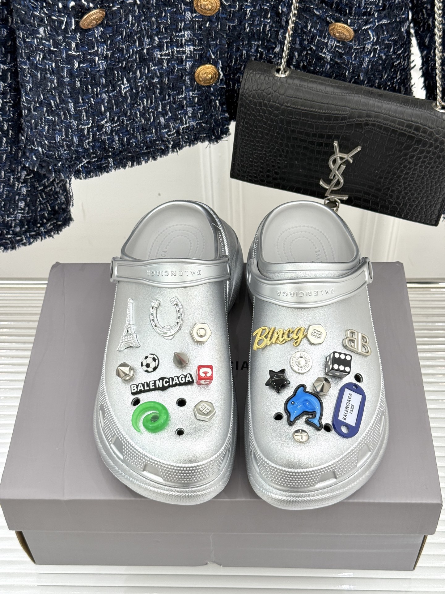 
Balenciaga X Crocs 25ss春夏新品
情侣款洞洞鞋
好看又松弛 辣妹必入全网爆火的洞
