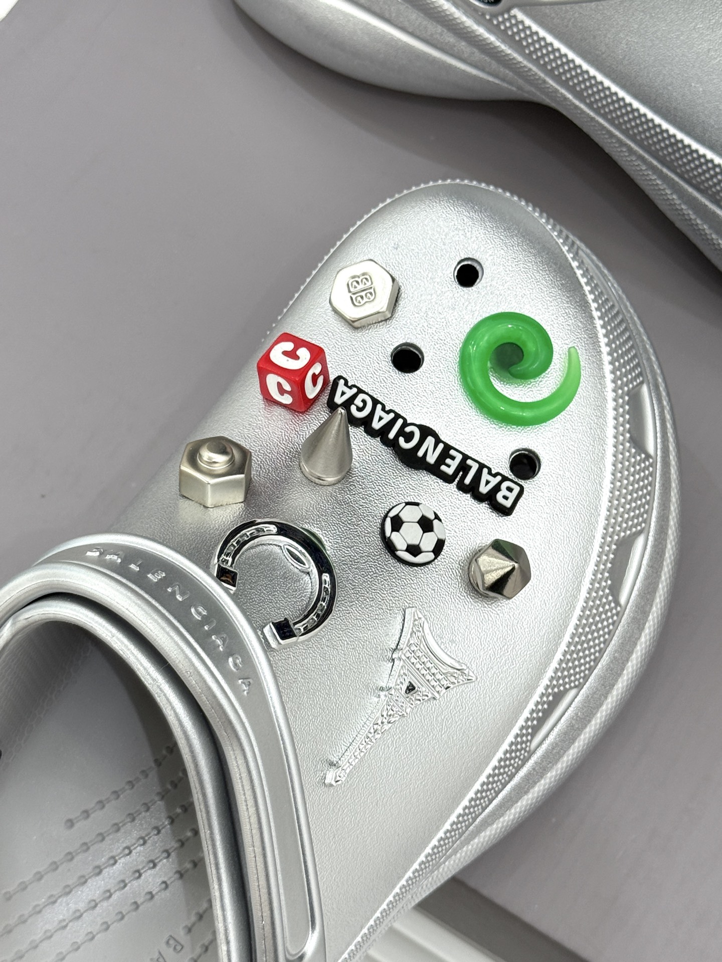 
Balenciaga X Crocs 25ss春夏新品
情侣款洞洞鞋
好看又松弛 辣妹必入全网爆火的洞