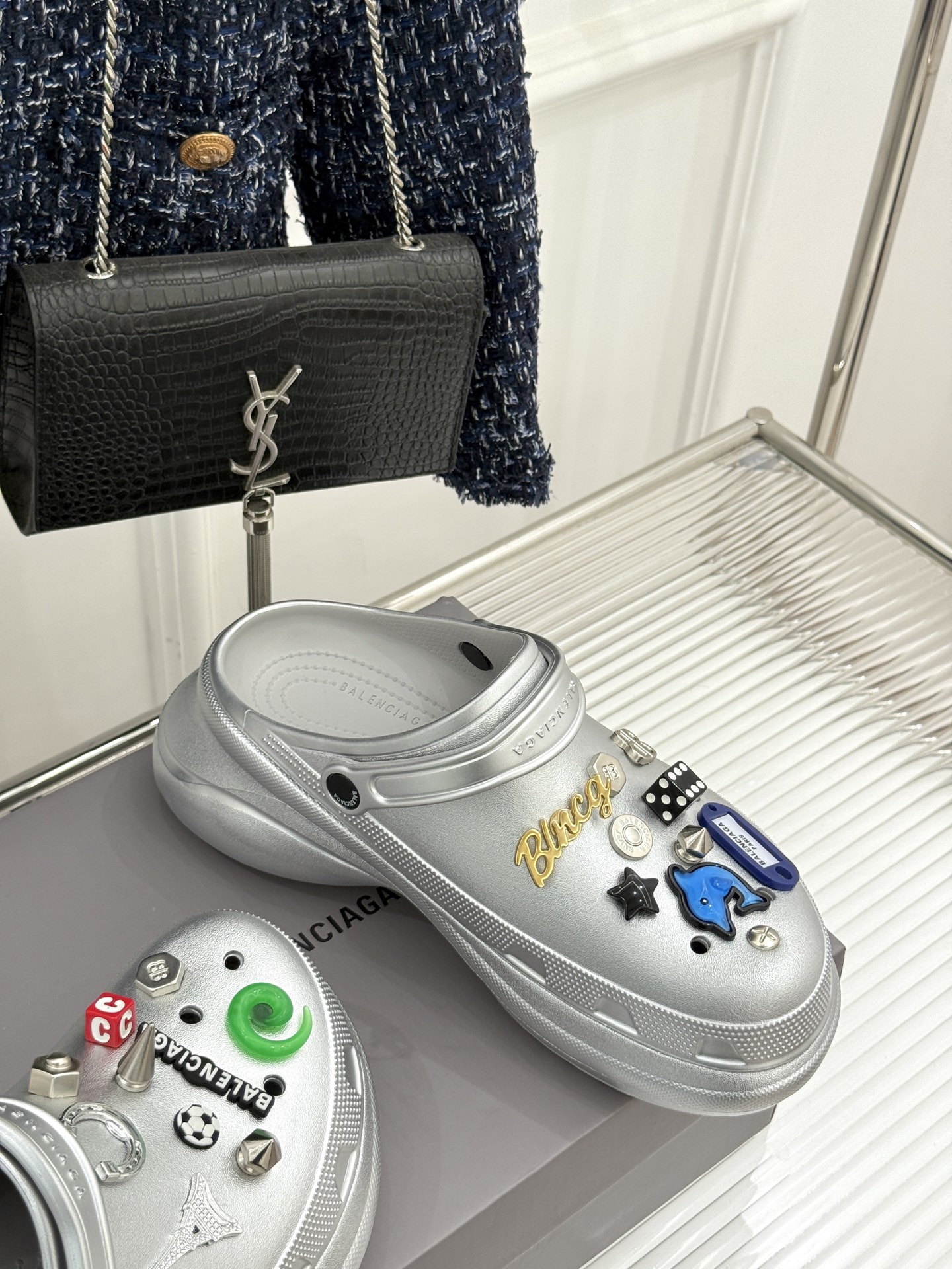 
Balenciaga X Crocs 25ss春夏新品
情侣款洞洞鞋
好看又松弛 辣妹必入全网爆火的洞