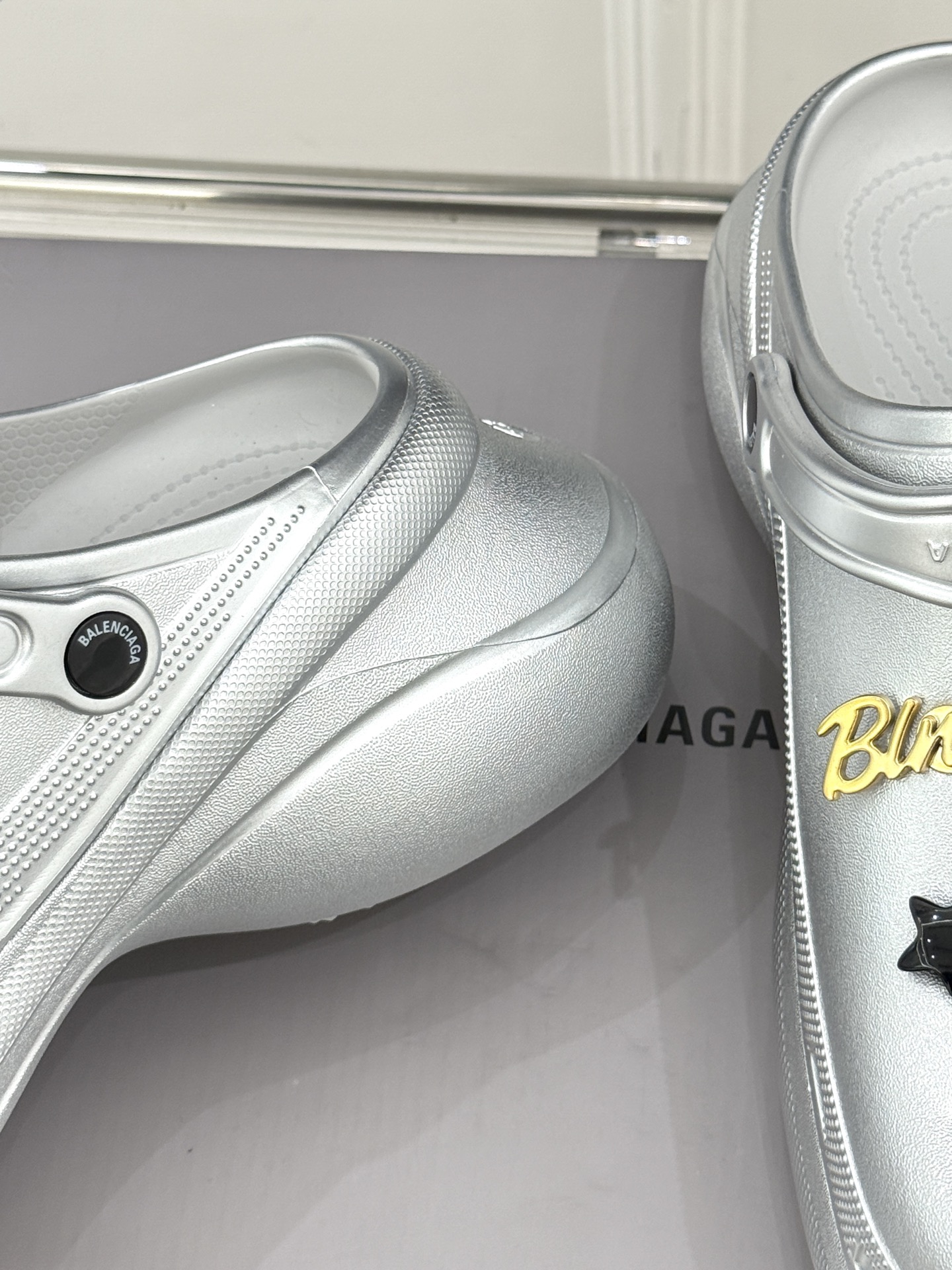
Balenciaga X Crocs 25ss春夏新品
情侣款洞洞鞋
好看又松弛 辣妹必入全网爆火的洞