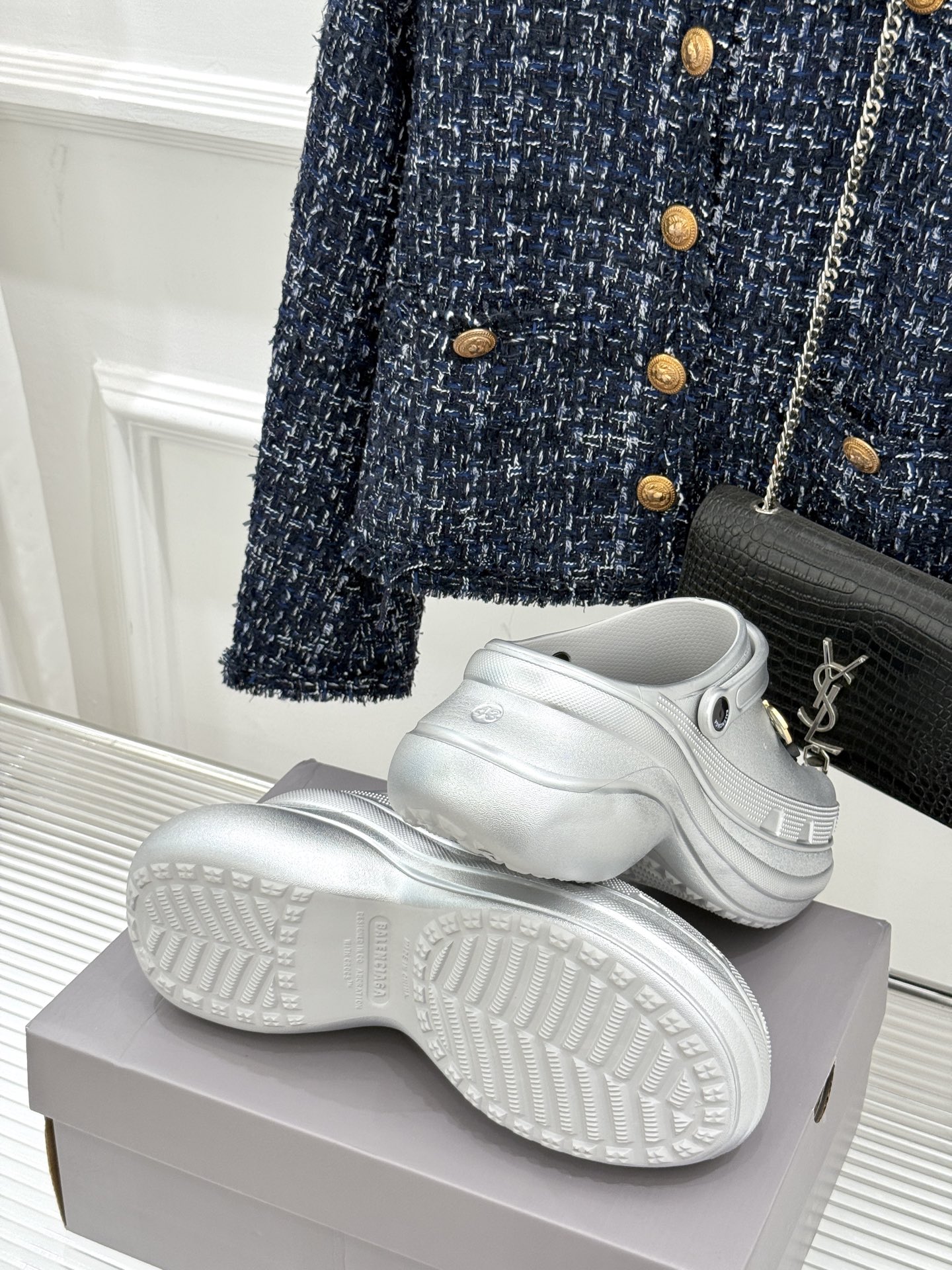 
Balenciaga X Crocs 25ss春夏新品
情侣款洞洞鞋
好看又松弛 辣妹必入全网爆火的洞