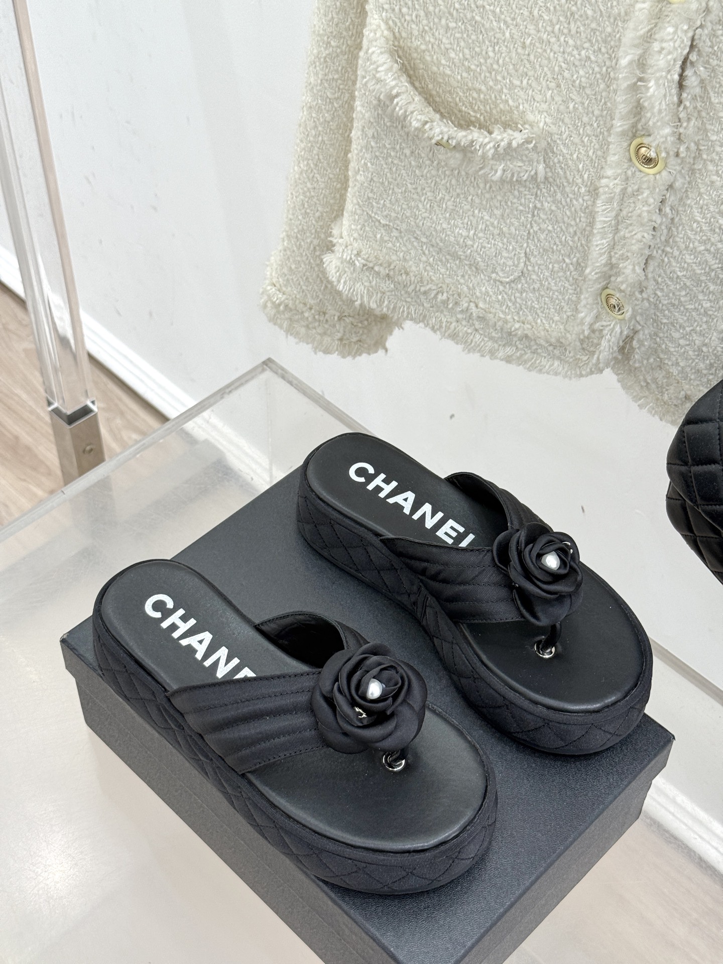 CHANE* ｜小香经典山茶花夹脚
度假风厚底人字拖凉鞋
这一季山茶花系列真的超美😍
高级感十足网红in