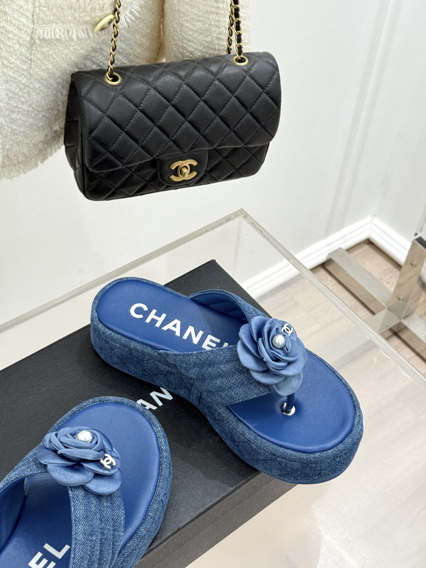 CHANE* ｜小香经典山茶花夹脚
度假风厚底人字拖凉鞋
这一季山茶花系列真的超美😍
高级感十足网红in