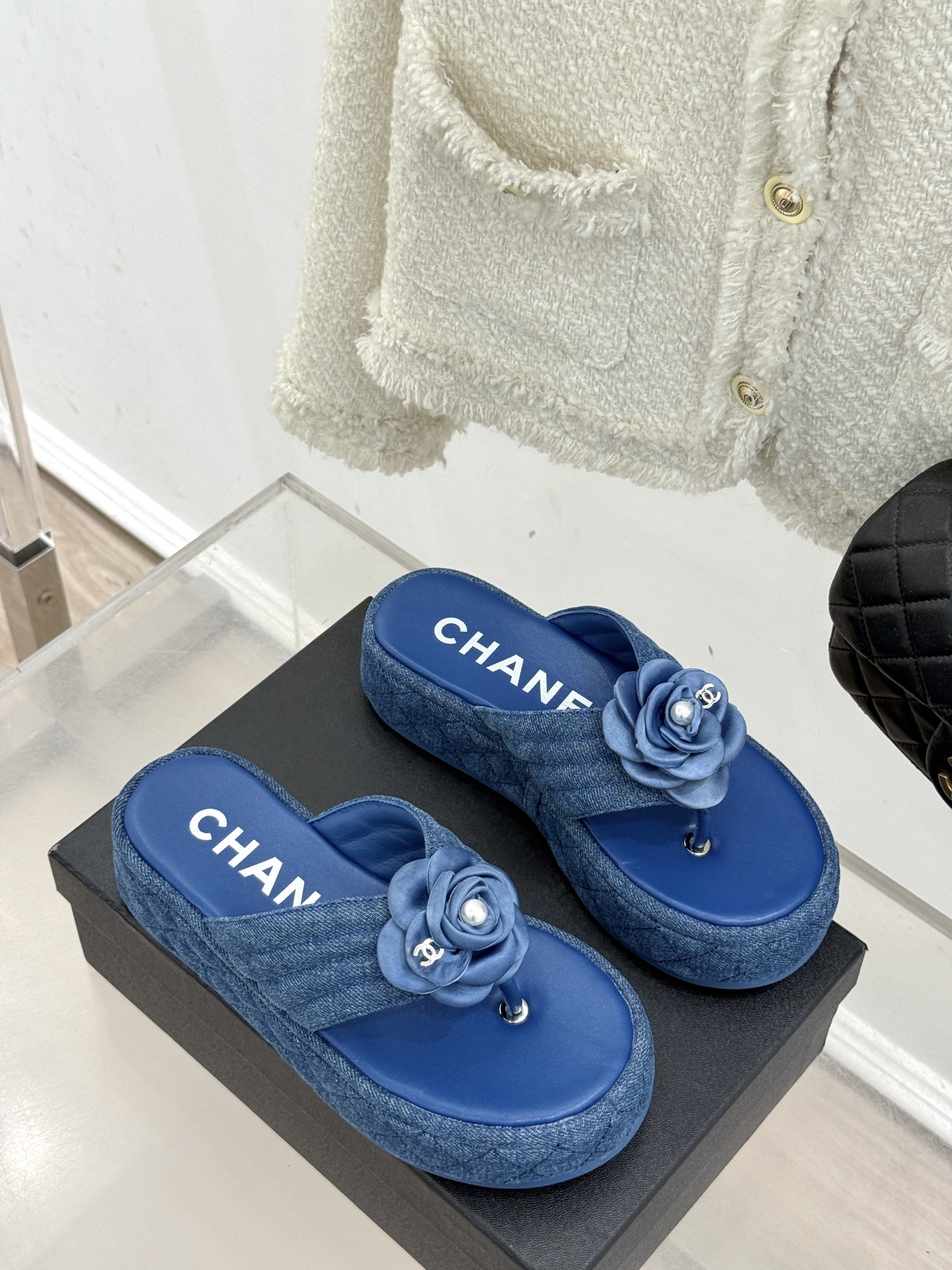CHANE* ｜小香经典山茶花夹脚
度假风厚底人字拖凉鞋
这一季山茶花系列真的超美😍
高级感十足网红in