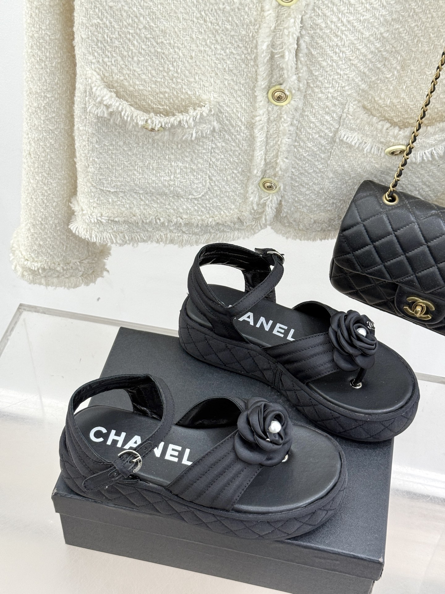 CHANE* ｜小香经典山茶花夹脚
度假风厚底人字拖凉鞋
这一季山茶花系列真的超美😍
高级感十足网红in