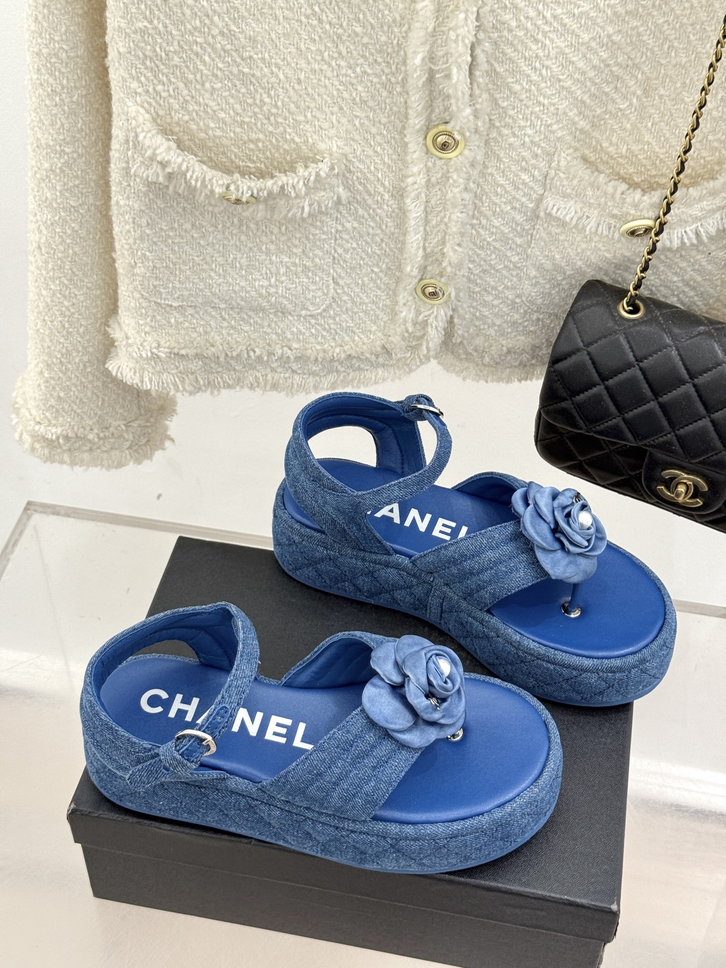 CHANE* ｜小香经典山茶花夹脚
度假风厚底人字拖凉鞋
这一季山茶花系列真的超美😍
高级感十足网红in