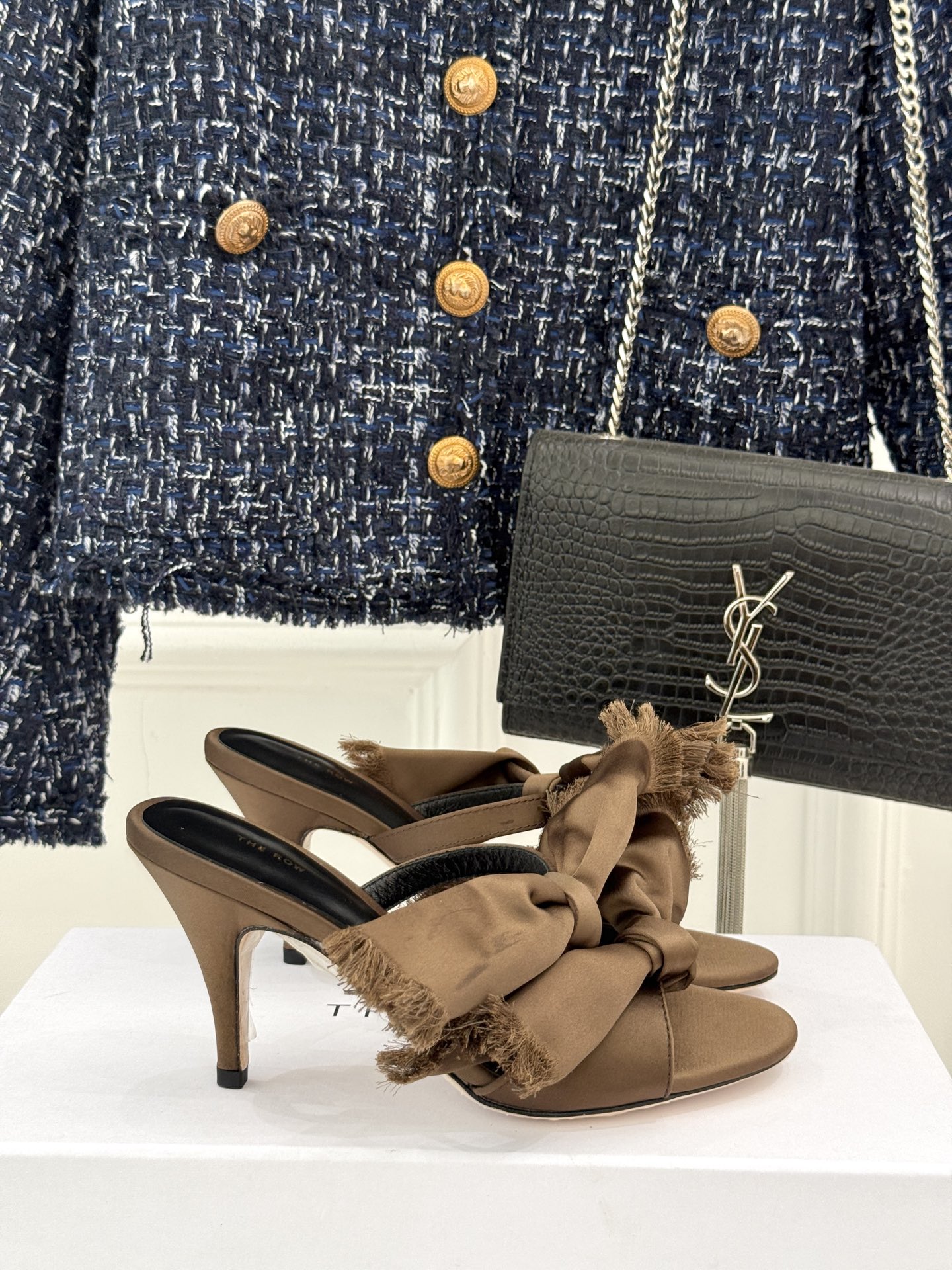 NO:403371,The Row 25WF new bow high heel slippers. A beautiful and fashionable slipper in summer is essential. Whether it is daily travel or weekend get-together, it can be easily matched to add a bit of leisurely atmosphere. The upper is made of original custom silk, and the inner foot pads are all lambskin. Italian imported cowhide sole size35-39 (customized by 40/41), slippers, slippers, cowhide, sheepskin, real silk19860909The Row 25WF新品蝴蝶结高跟拖鞋 夏日好看又时尚的拖鞋是必不可少的 无论是日常出行还是周末的小聚 都能轻松搭配 增添几分悠闲的气息. 鞋面采用原版定制真丝 内里垫脚均为小羊皮 意大利进口牛皮大底 size35-39（40/41定制）,拖鞋,slippers,cowhide,sheepskin,real silk,Women's Shoes