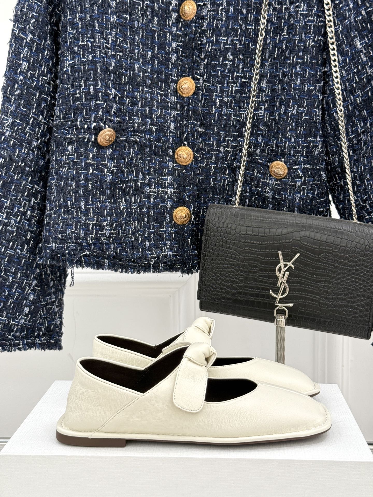 NO:403381,The row25s spring and summer new retro, bow-tie Mary Jane shoes, minimalist design style, super slim and comfortable to wear, and everyday match with skirts and pants are invincible and beautiful!  The upper is made of original custom material. The inner foot pads are all mixed-bred sheepskin imported from Italy. Size35-39 (customized by 40), Mary Jane, mary jane, skirts, cowhide, sheepskin19860909The row25s春夏新品复古 蝴蝶结玛丽珍鞋 极简主义的设计风格 上脚超级显瘦又舒适 日常随心搭配裙子 裤子 都无敌好看！ 鞋面采用原版定制材质 内里垫脚均为混种羊皮 意大利进口牛皮大底 Size35-39（40定制）,玛丽珍,mary jane,skirts,cowhide,sheepskin,Women's Shoes