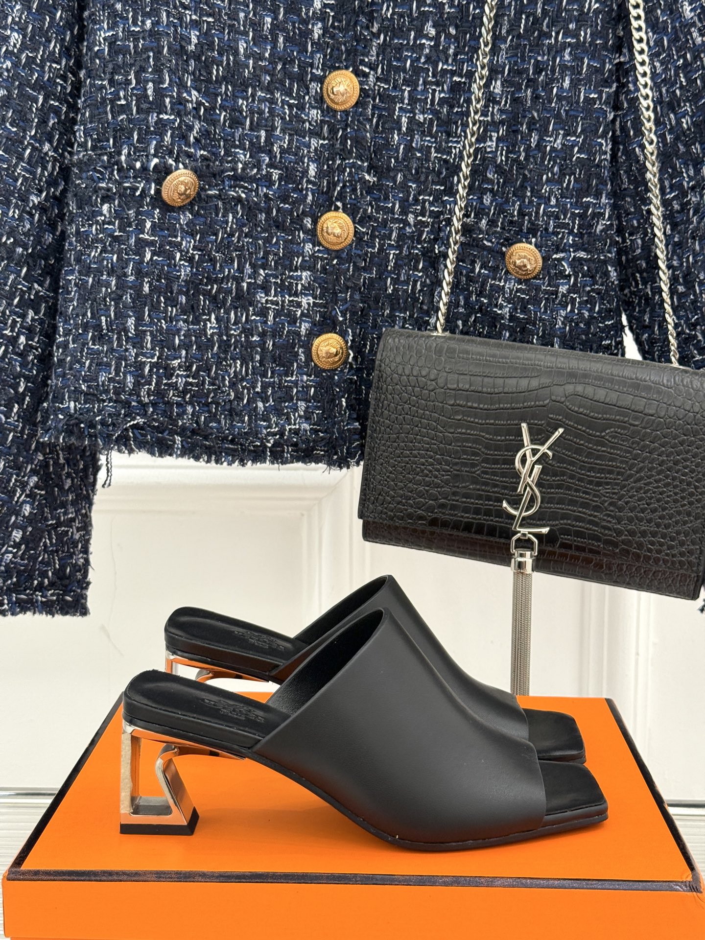 NO:403345,HERMES/Hermes 25S Spring and Summer New thick-heeled slippers Classic retro high-end items, easy to wear and match, delicate to wear!  The upper is made of original custom leather, the inner tiptoe mixed breed sheepskin imported from Italy, the size women's 35-39 (customized by 40/41), high heels, hermes, hermes, high heels, slippers, sheepskin, Leather soles19860909HERMES/爱马仕25S春夏 新品粗跟拖鞋 经典复古高级感单品 好穿又好搭配 上脚秀气！ 鞋面采用原版定制皮料 内里踮脚混种羊皮 意大利进口真皮大底 size女35-39（40/41定制）,高跟鞋拖鞋,hermes,hermes,high heels,slippers,sheepskin,Leather soles,Women's Shoes