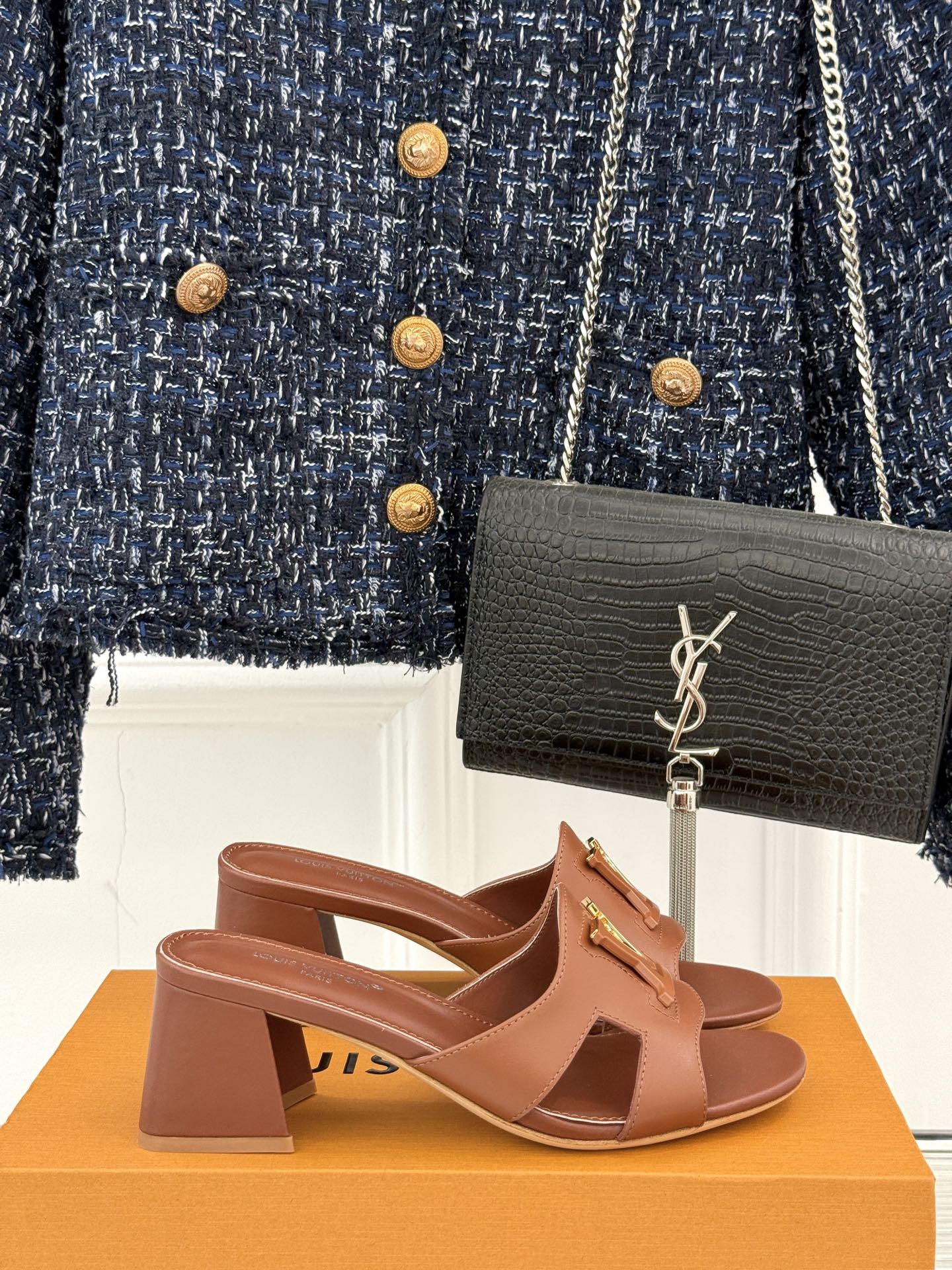 NO:403353,L*V donkey's classic big logo thick heel slippers Classic electric embroidery design Fresh and playful, extremely high dressing rate, versatile and eye-catching, generous and versatile, age-reducing, classic style that can be worn for several years but has been out of date. The fabric is made of original custom leather, tiptoe mixed-bred sheepskin inside, imported cowhide from Italy, heel height 5cm zesi35-39 (customized by 40/41/42), high heel slippers, louis vuitton, louis vuitton, high heels, slippers, cowhide, sheepskin19860909L*V驴家经典大logo粗跟拖鞋 经典电绣设计 清新俏皮 穿搭率极高 百搭又吸睛 大方又百搭 减龄不幼稚 可以穿好几年都不过时的经典款 面料采用原版定制皮料 内里踮脚混种羊皮 意大利进口牛皮大底 跟高5cm zesi35-39（40/41/42定制）,高跟鞋拖鞋,louis vuitton,louis vuitton,high heels,slippers,cowhide,sheepskin,Women's Shoes