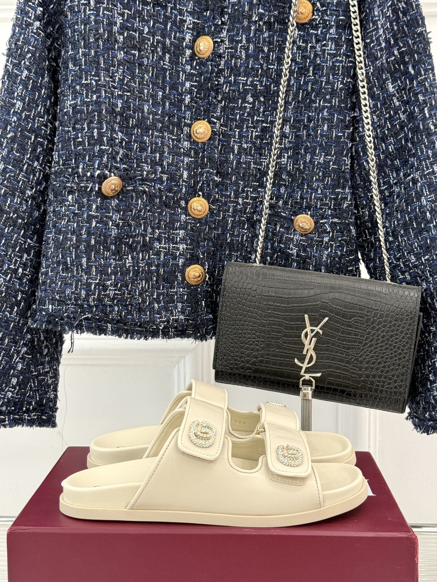 
Gucci/古驰经25。春夏新品
双G扣沙滩魔术贴拖鞋
夏天必备懒人福音鞋 谁穿谁美！
很轻盈上脚意外