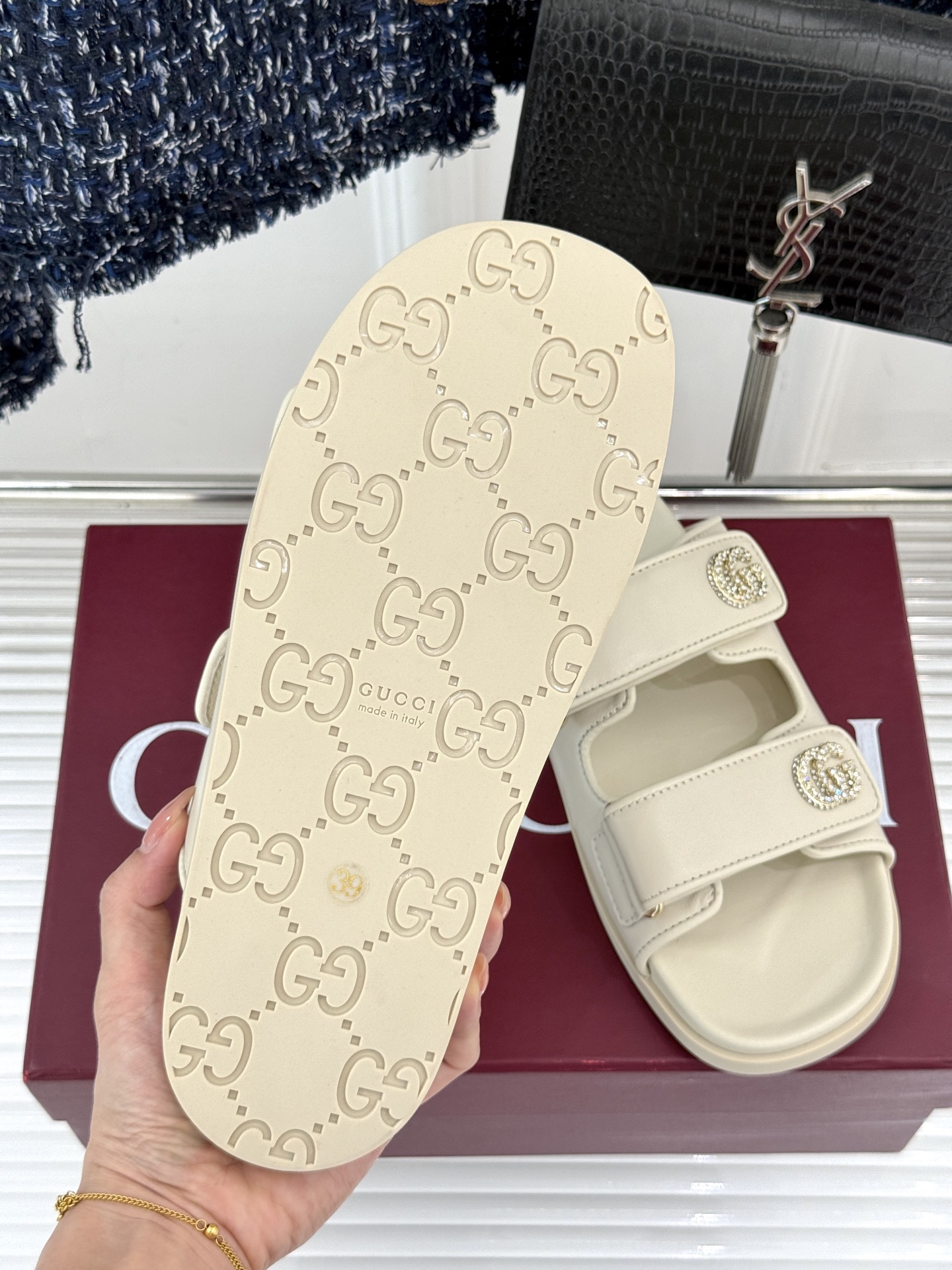 
Gucci/古驰经25。春夏新品
双G扣沙滩魔术贴拖鞋
夏天必备懒人福音鞋 谁穿谁美！
很轻盈上脚意外