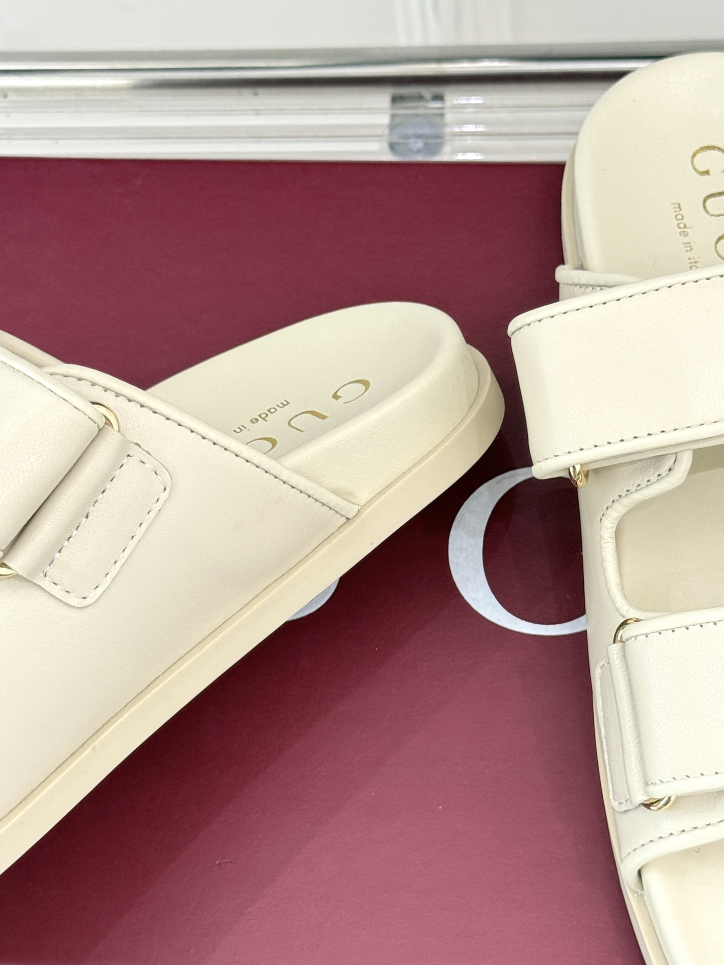 
Gucci/古驰经25。春夏新品
双G扣沙滩魔术贴拖鞋
夏天必备懒人福音鞋 谁穿谁美！
很轻盈上脚意外
