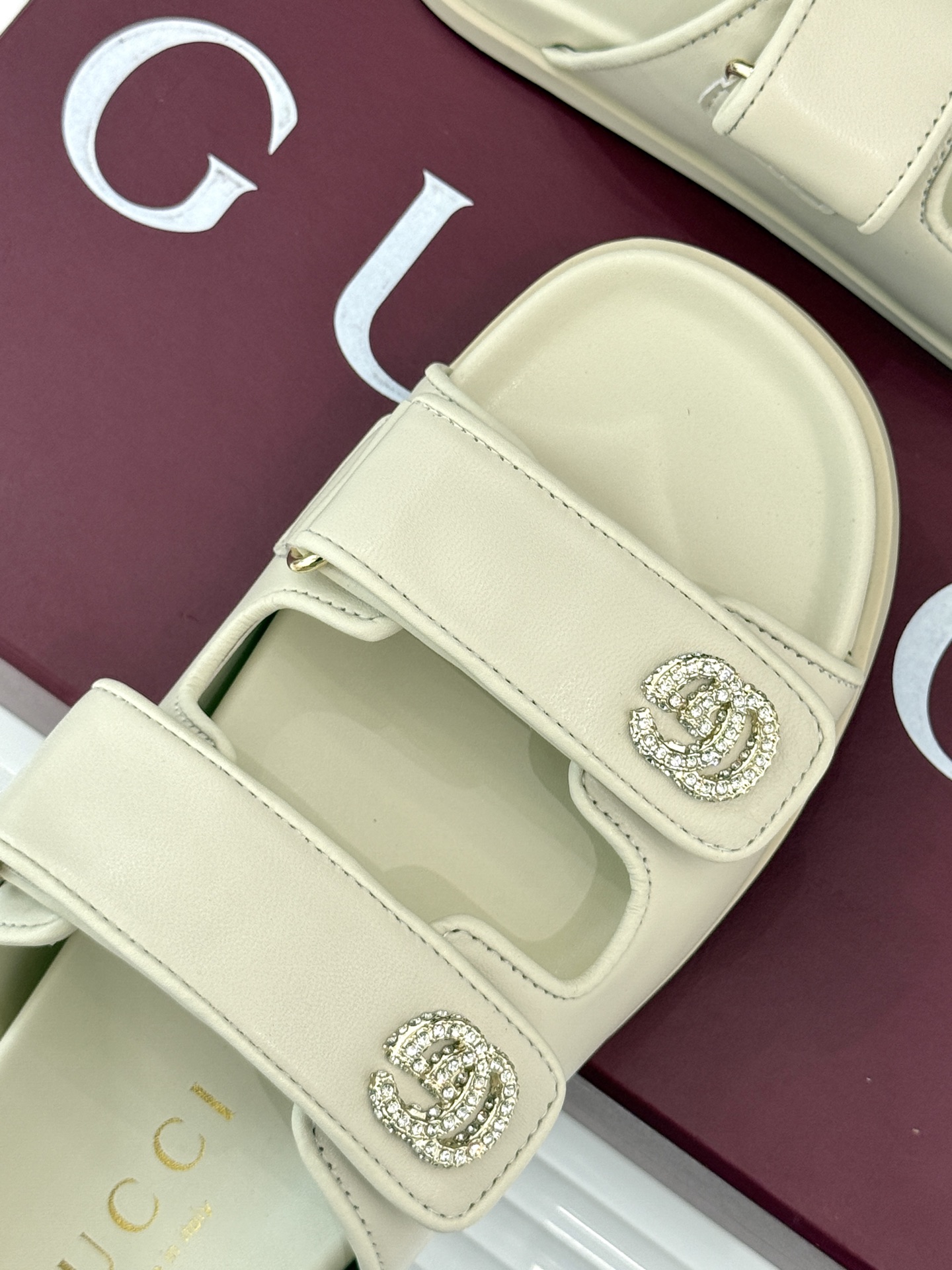 
Gucci/古驰经25。春夏新品
双G扣沙滩魔术贴拖鞋
夏天必备懒人福音鞋 谁穿谁美！
很轻盈上脚意外